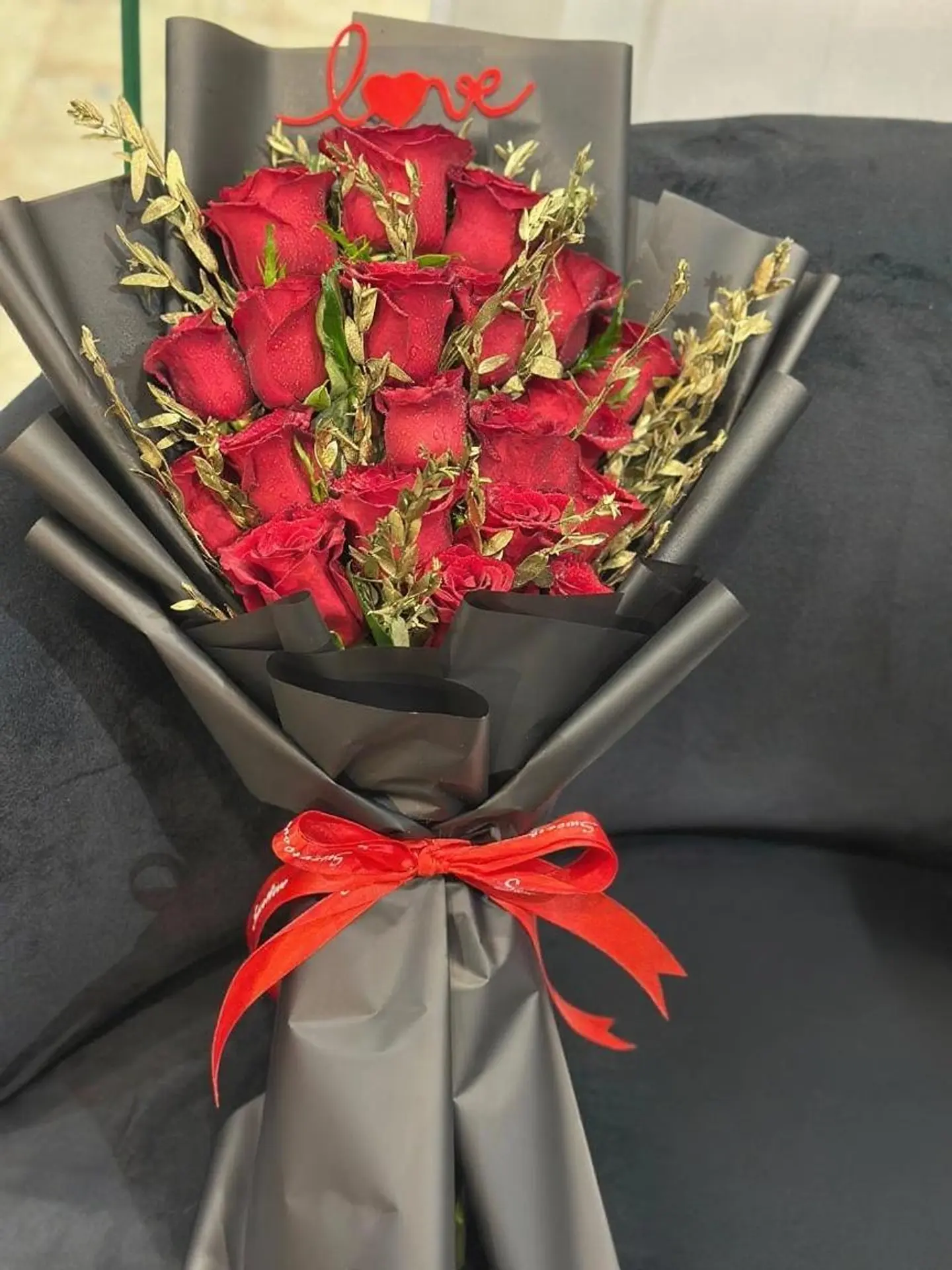Red Roses Flower With Golden Flower Bouquet