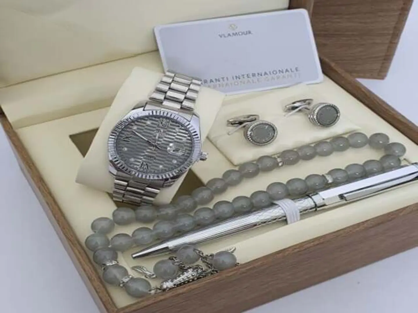 طقم هدايا رجالي فاخر - رمز الأناقة والتميز20