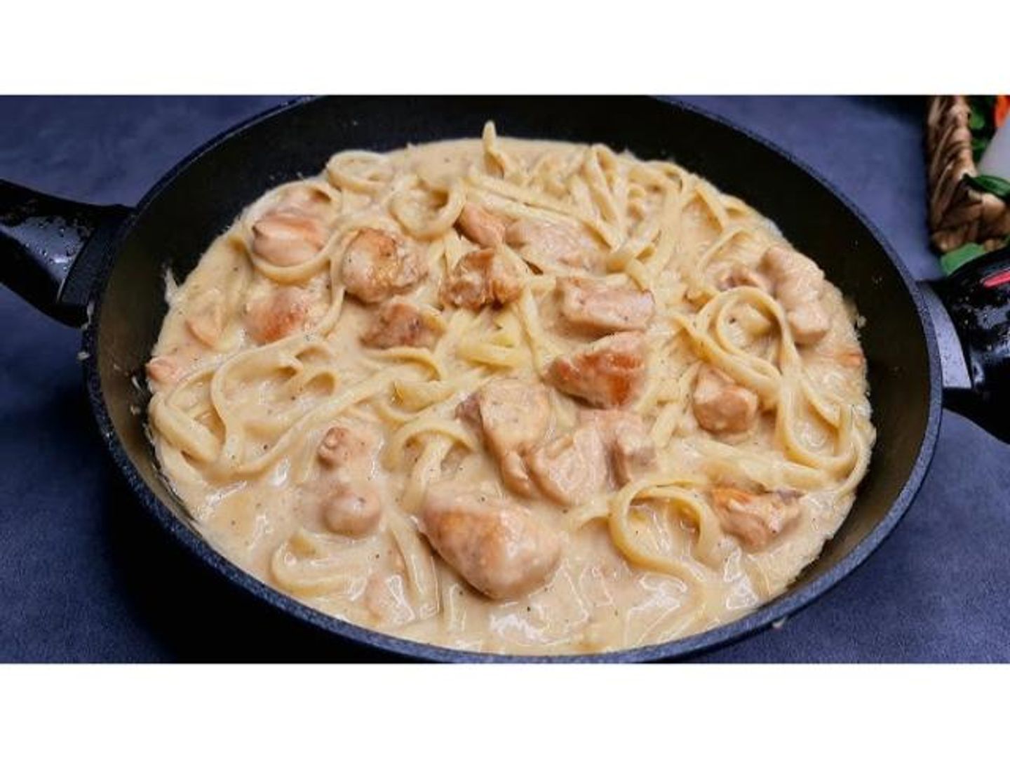 مكرونة دجاج بيضاء
