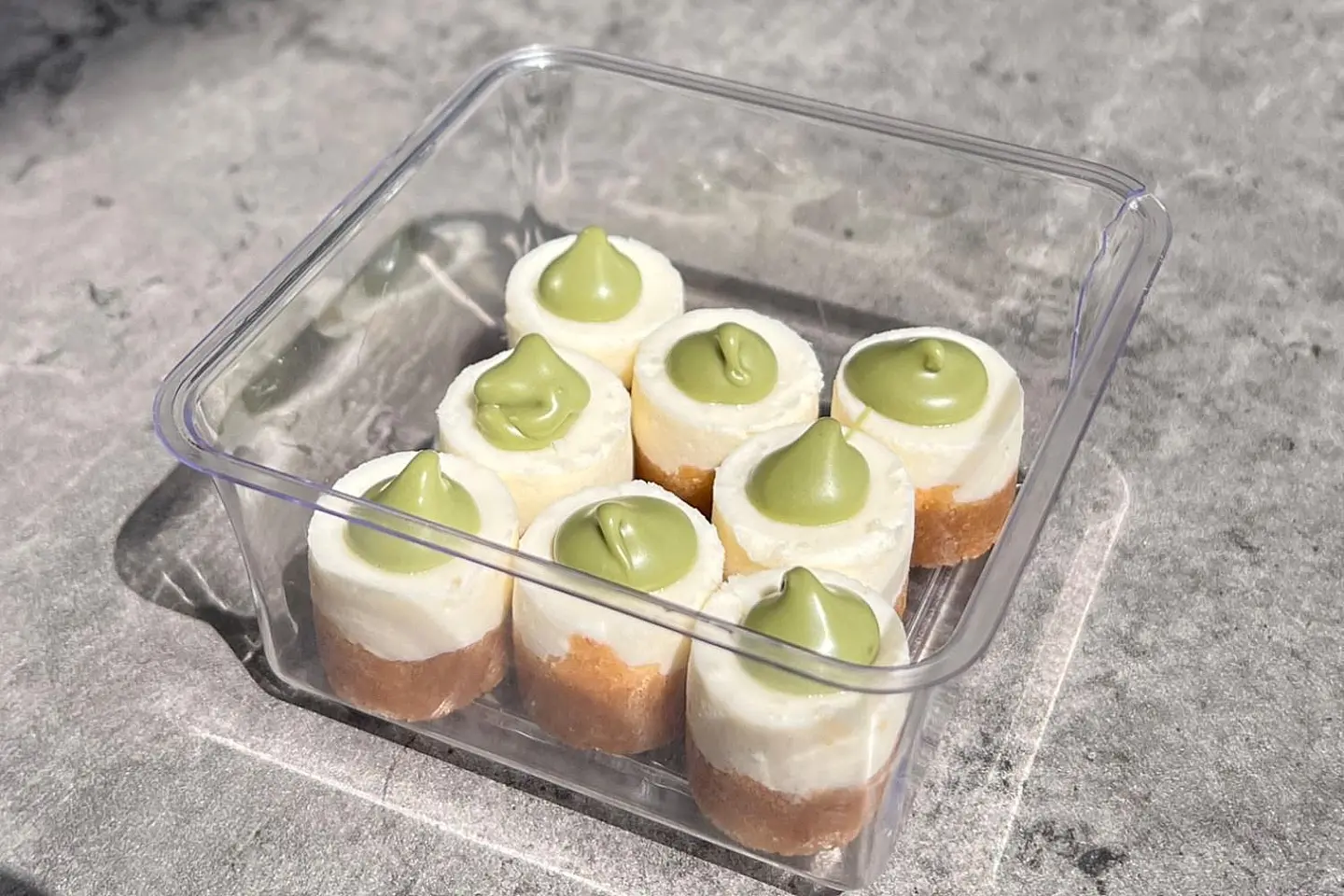 تايني تشيزكيك بيستاشيو حجم القطعة اثنين سم ارتفاع في اثنين سم عرض