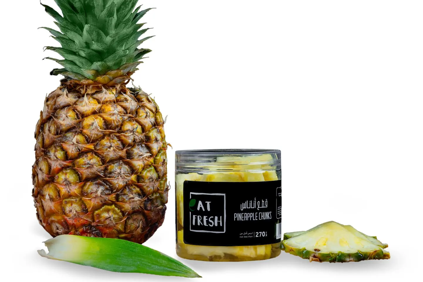 قطع اناناس وسط