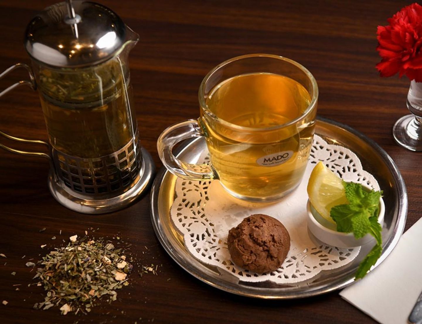 كوب شاي أخضر بالياسمين