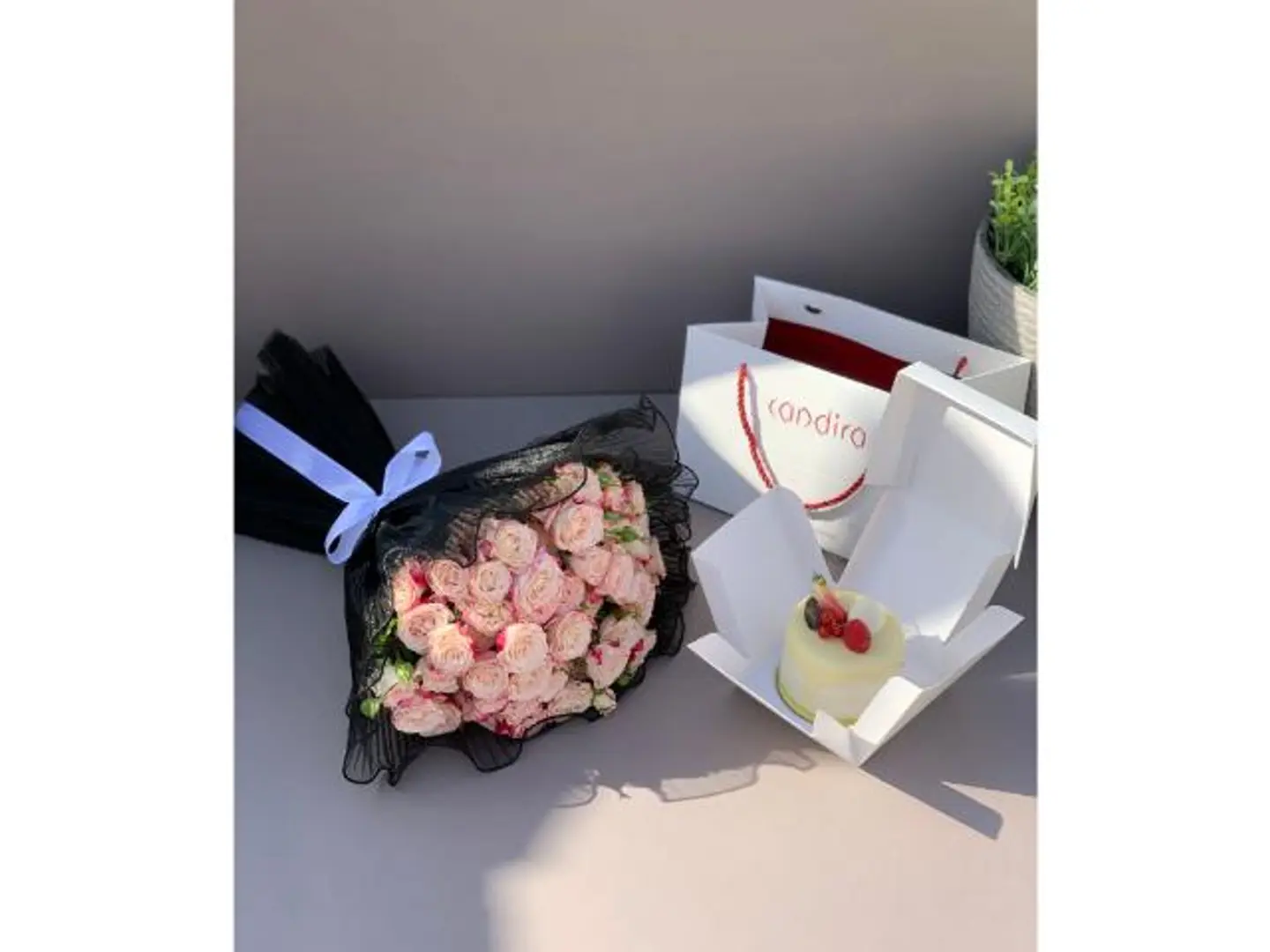 بوكيه مع كيكه التوت