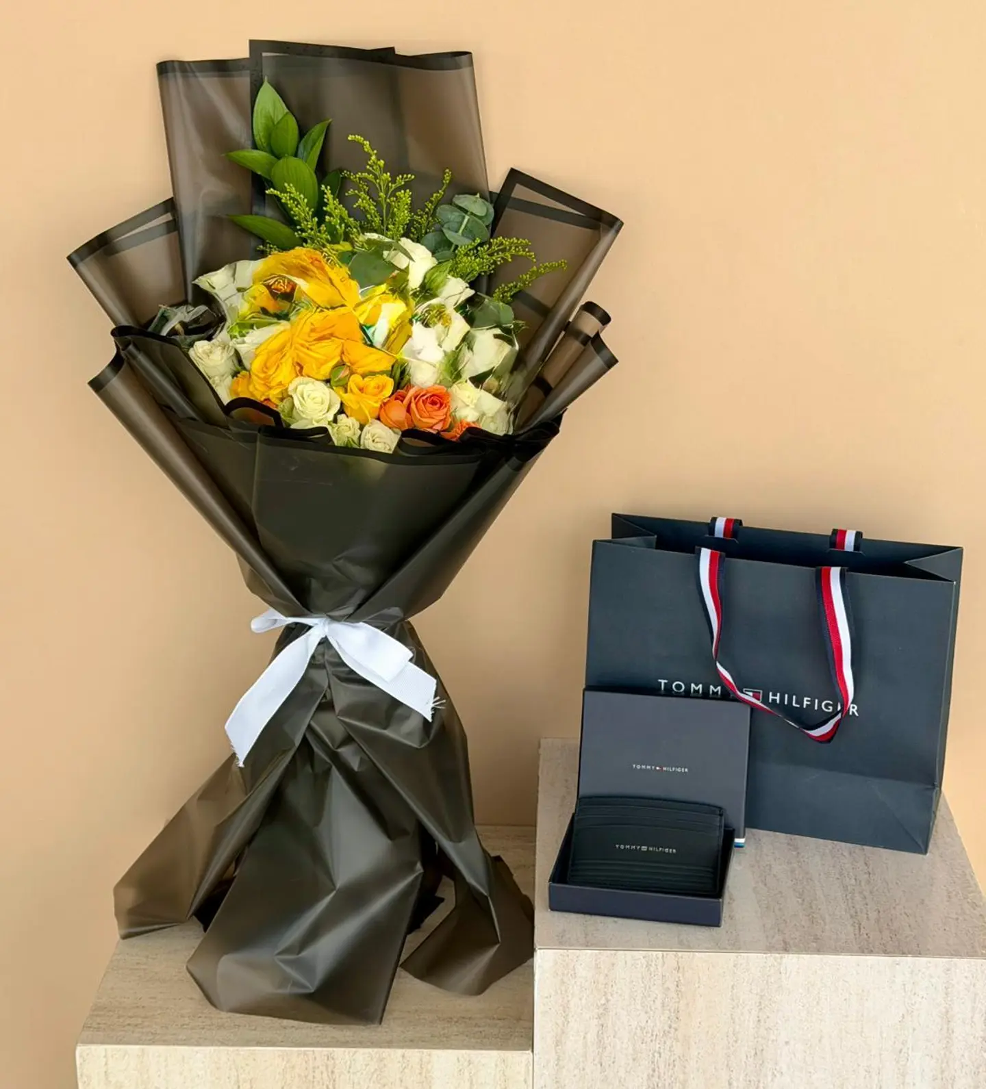 بوكية مع هولدر كارد تومي هيلفيغر