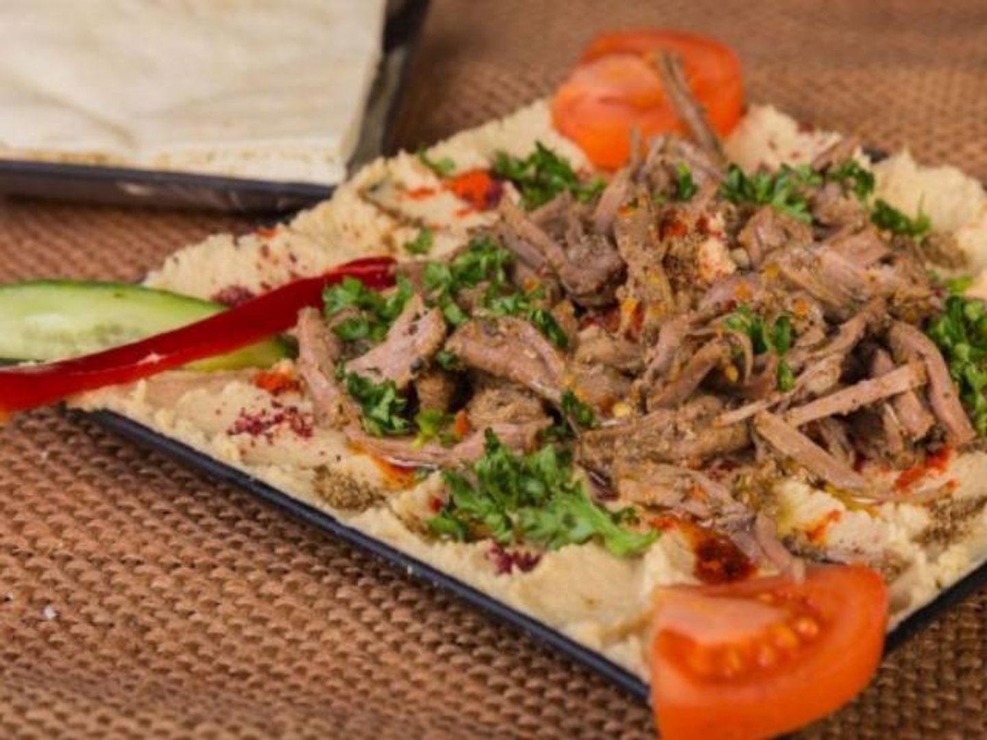 طبق شاورما بالحمص