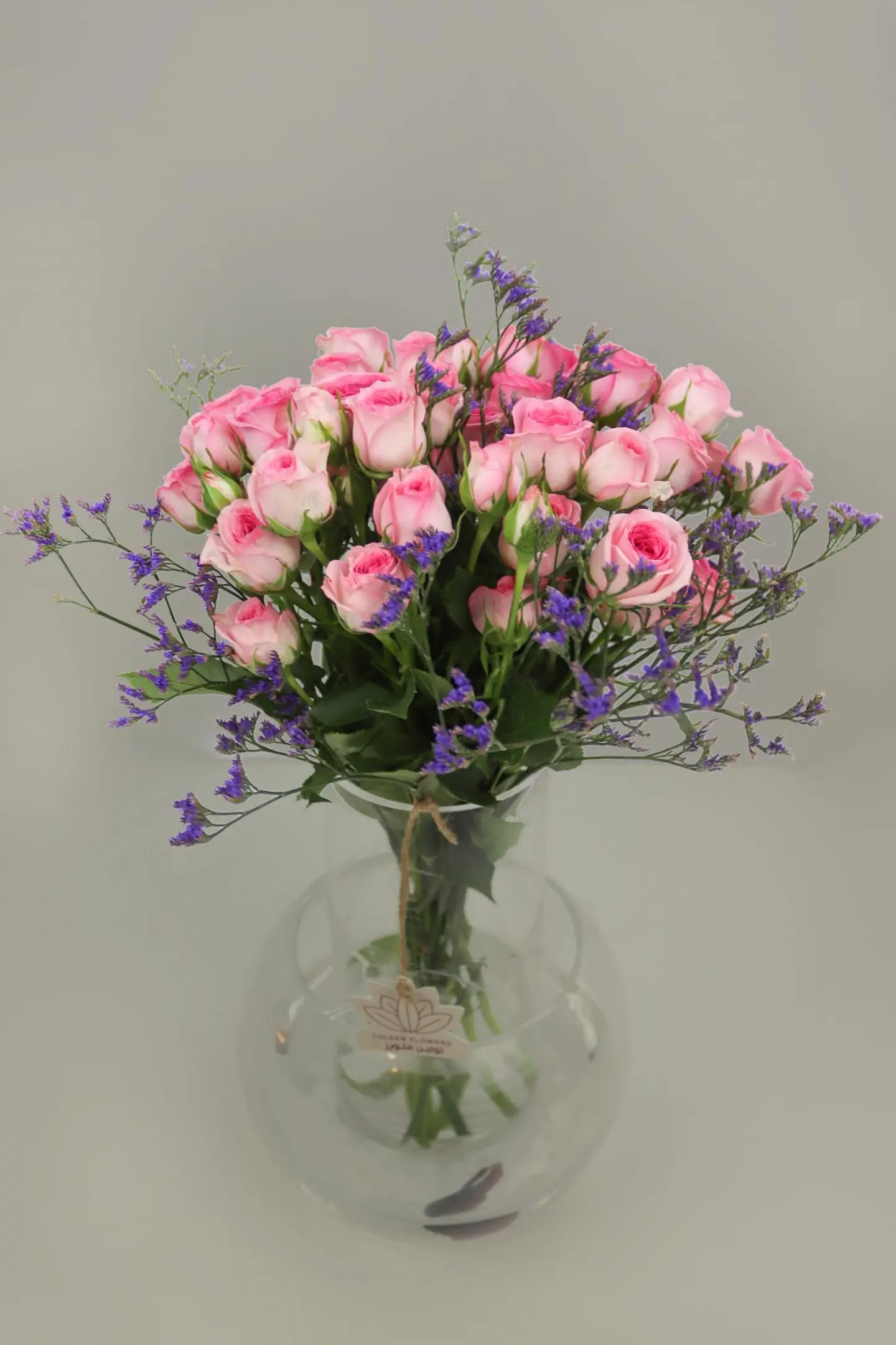 فازة سمك مع ورد بتنسيق أنيق