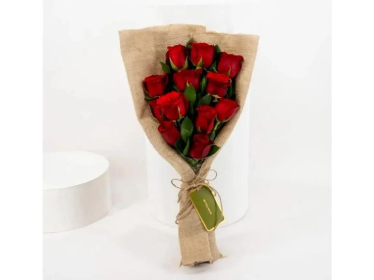 باقة ورد جوري احمر غلاف بيج