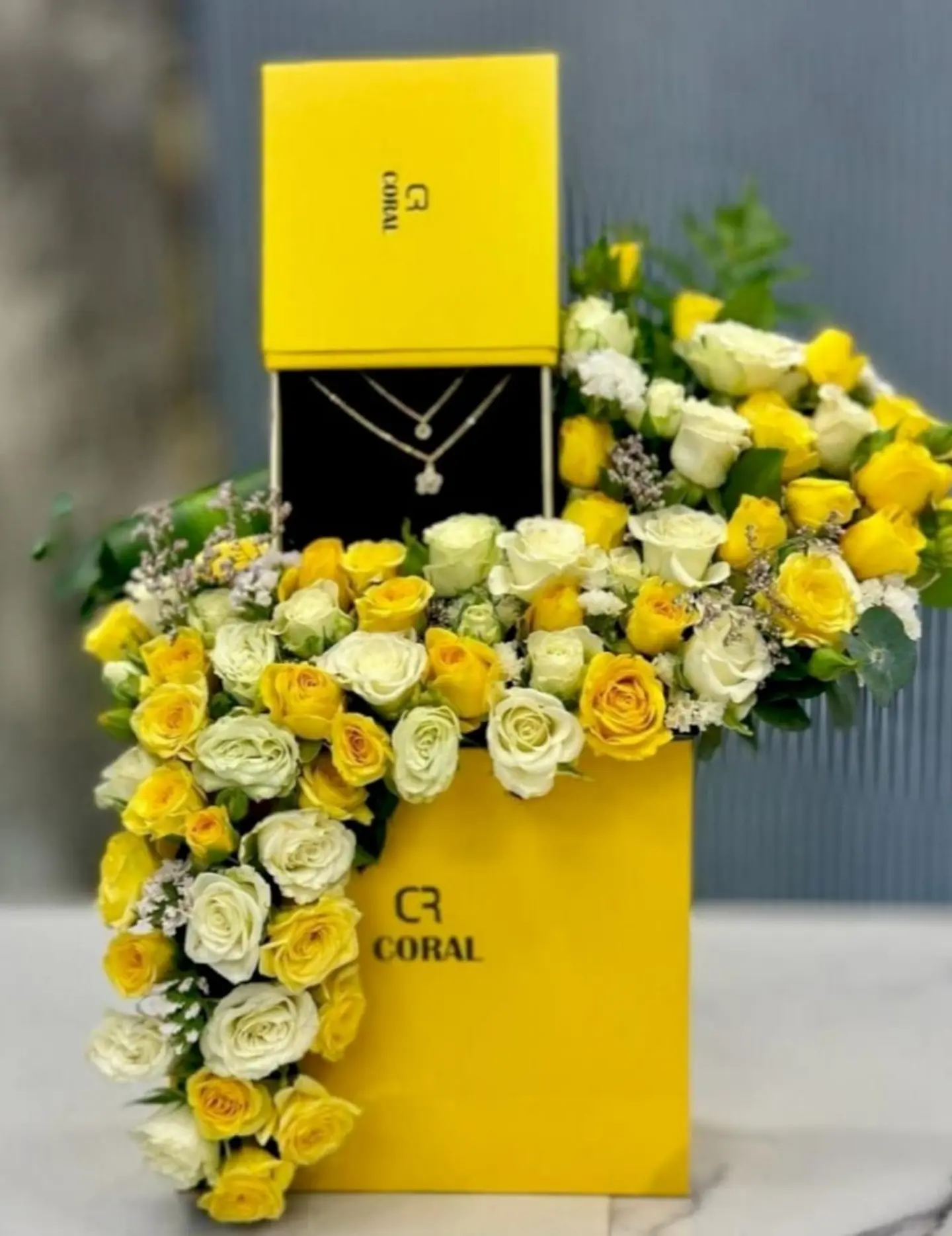 عقد الكورال الاصفر