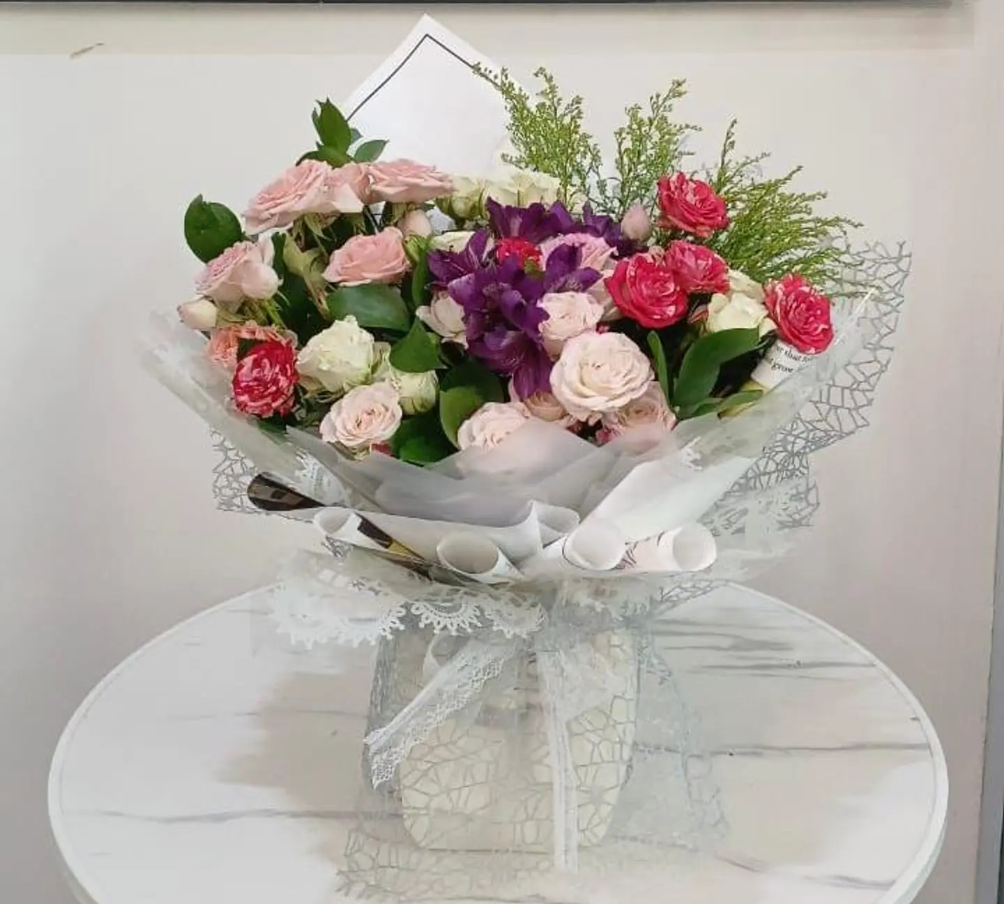 حديقة الورد المتفتحة بألوان المشاعر الساحرة