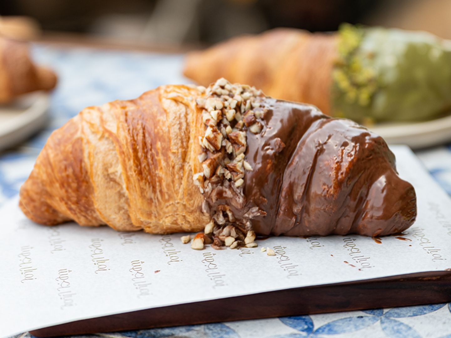 Cocoa Glint Pixie Croissant