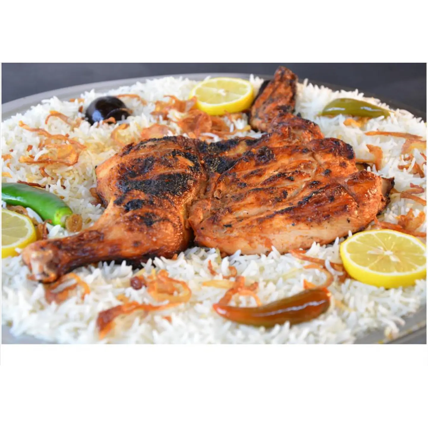 نصف حبة دجاج على الفحم مع رز