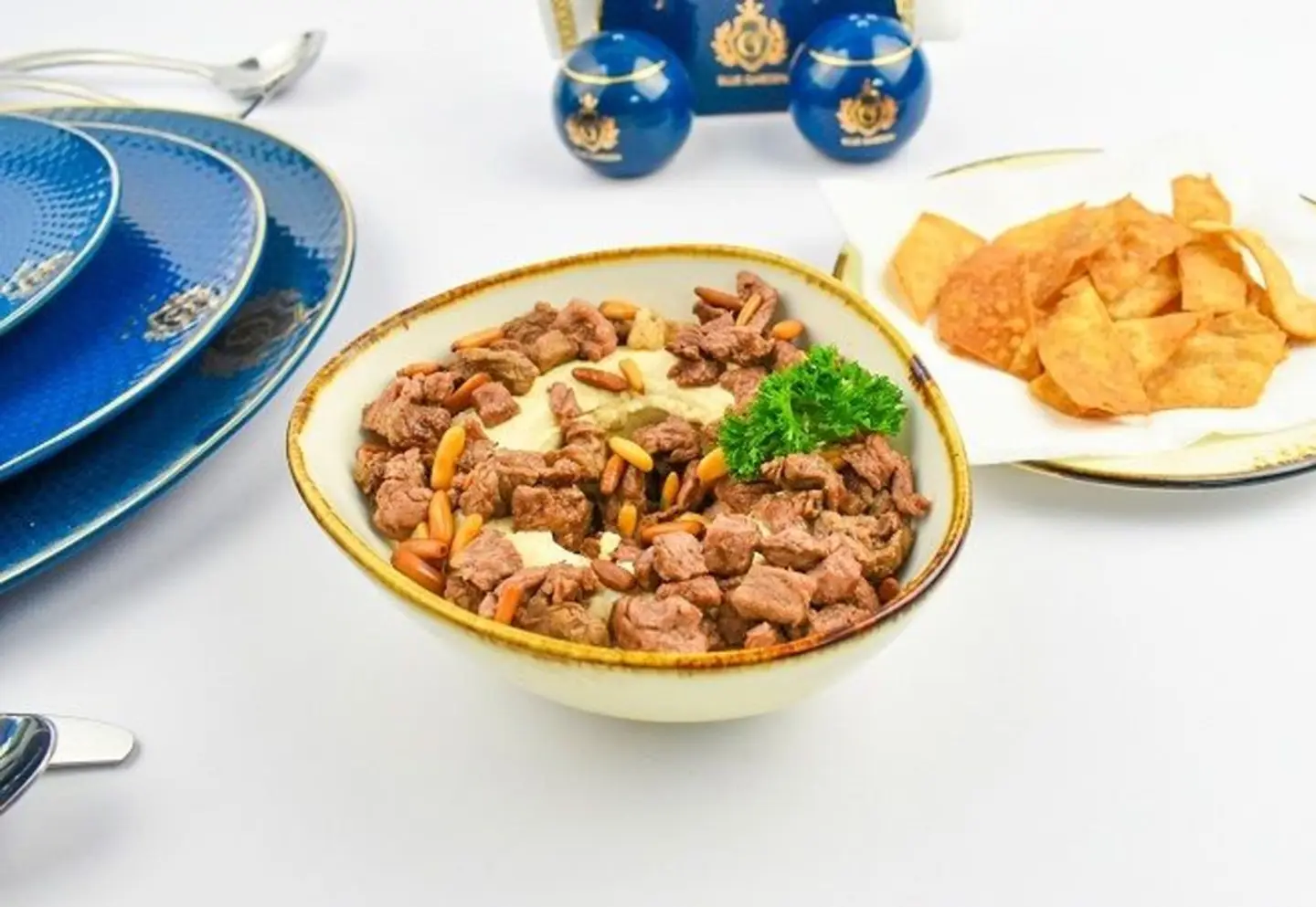 حمص باللحم والصنوبر