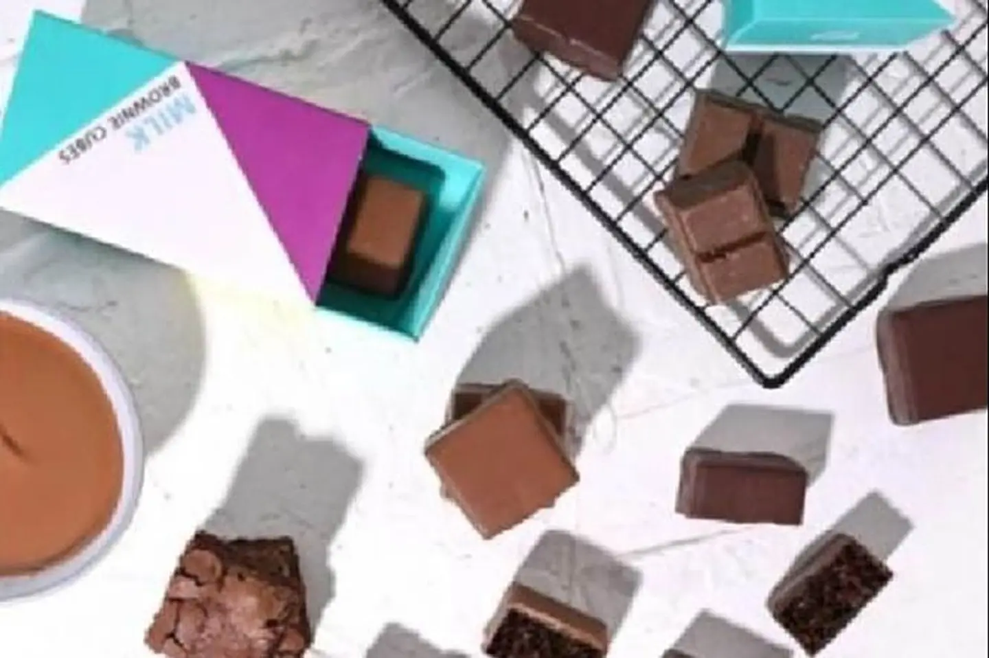 مكعبات براوني بالشوكولاتة الداكنة