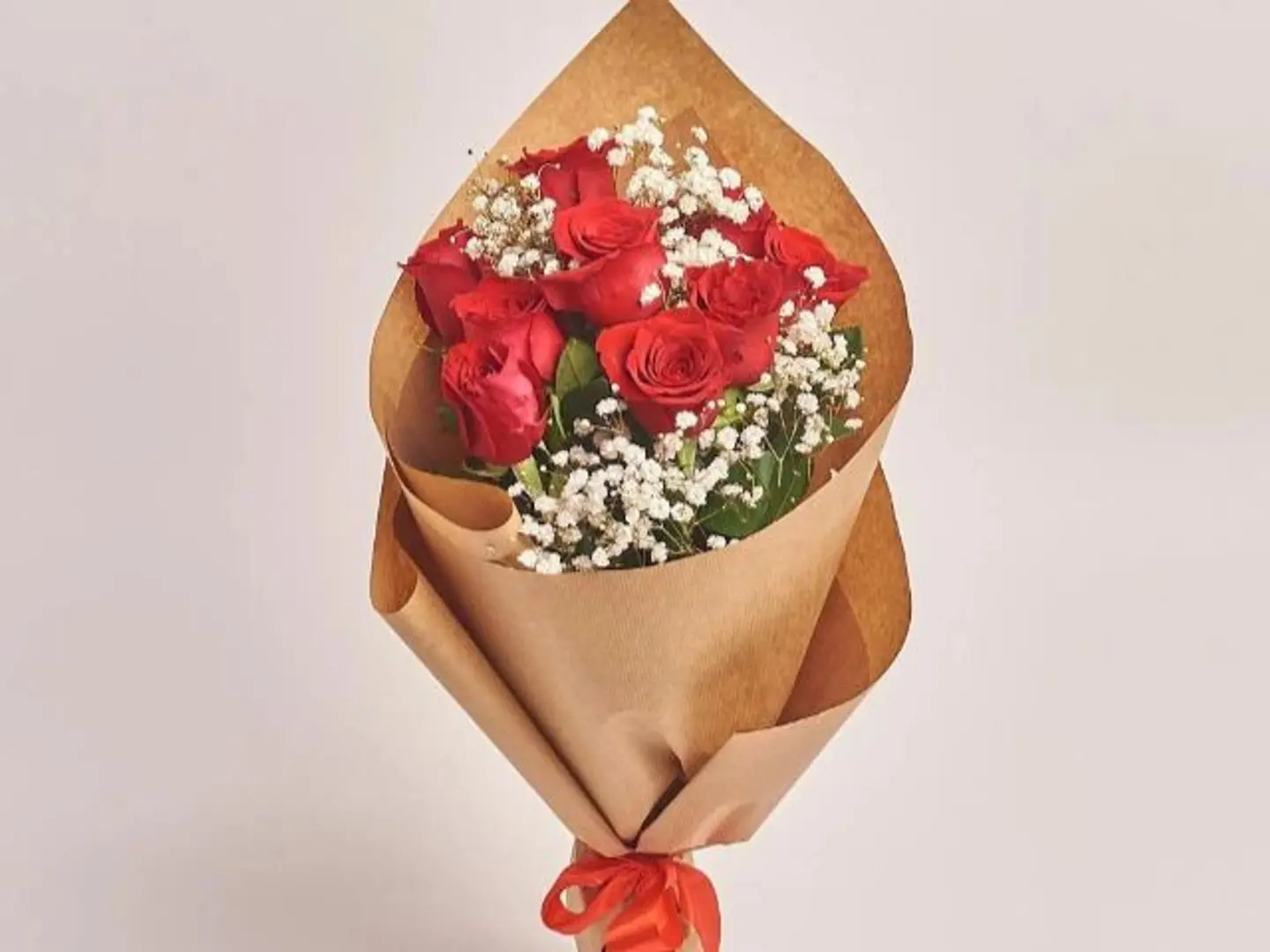 بافة ورد أحمر مع جبتسوفيلا بيضاء