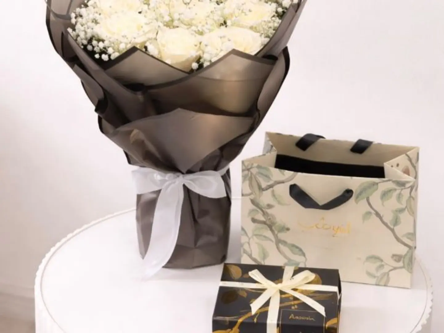 شوكليت انوش مع باقه بالورود البيضاء