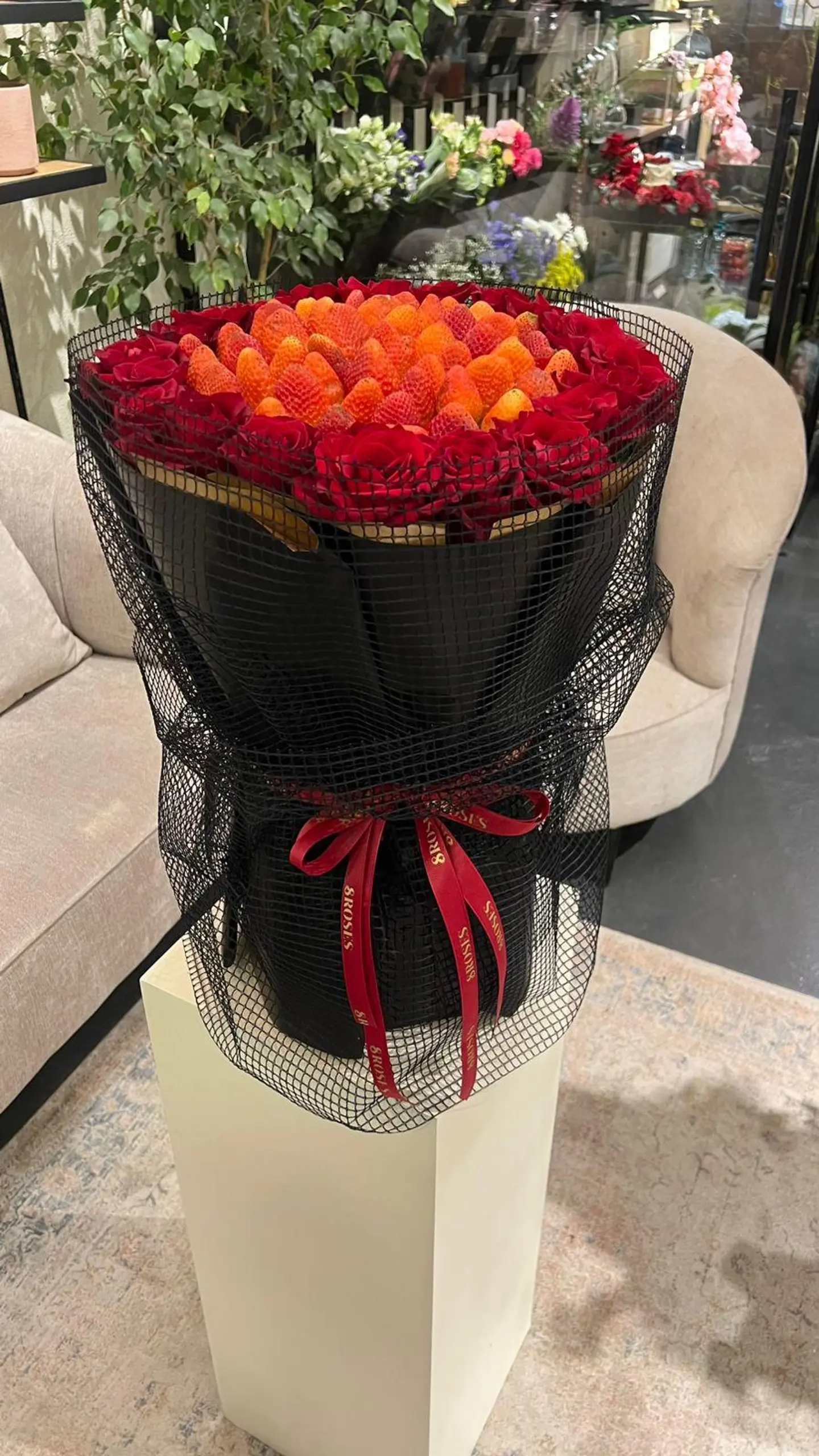 باقة سحر الورد والفراولة