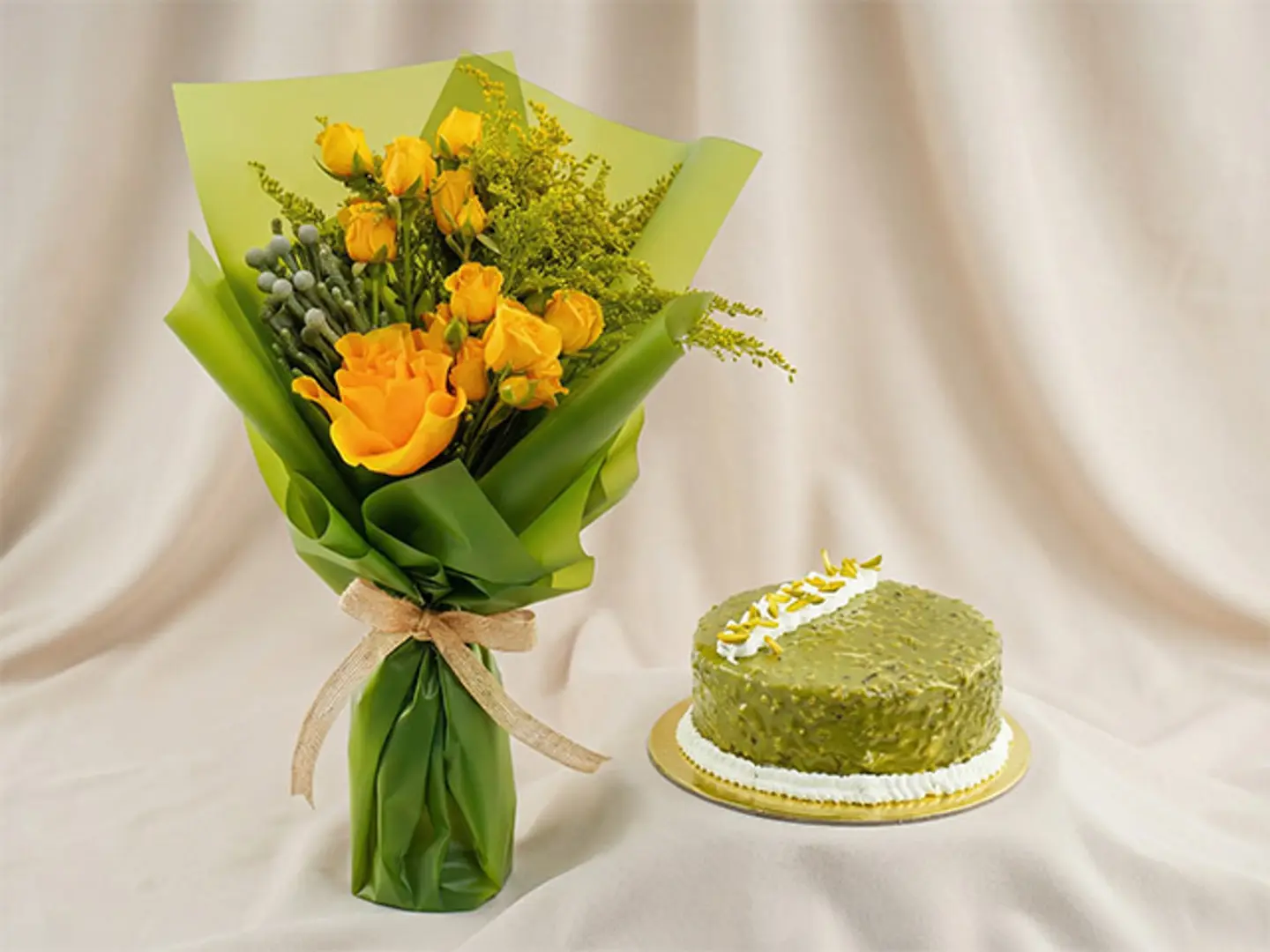 دلال الأصفر باقة ورد وكيك بالفستق