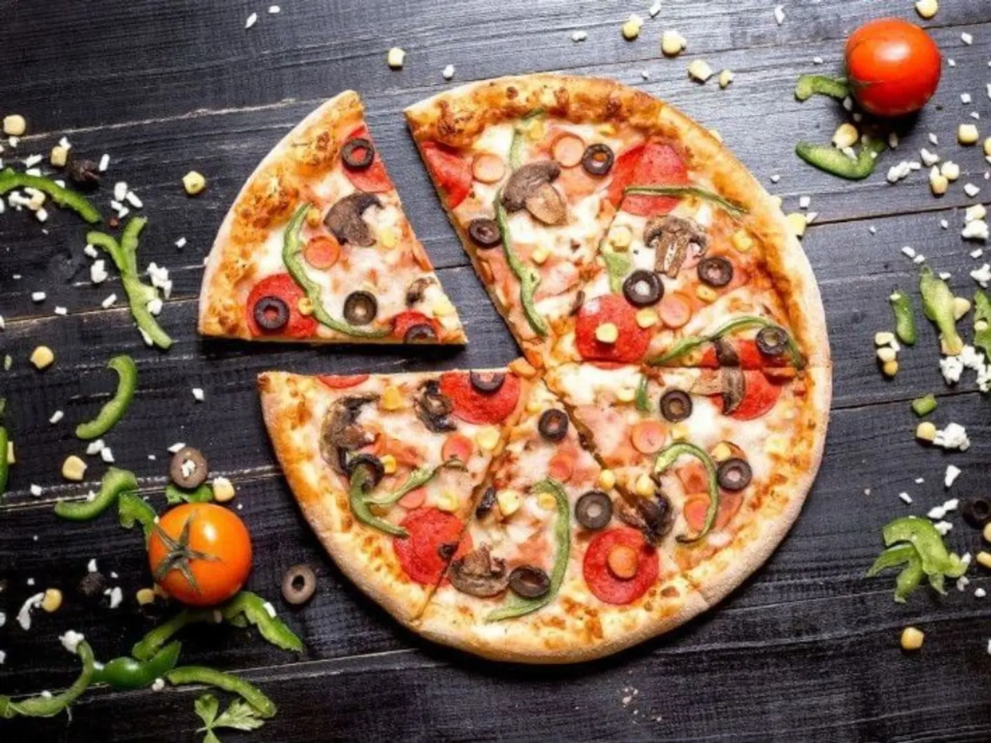 بيتزا خضار مع نقانق