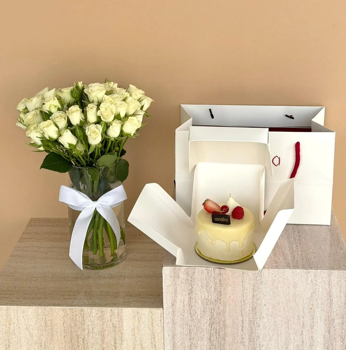 الفازة البيضاء مع كيكة التوت