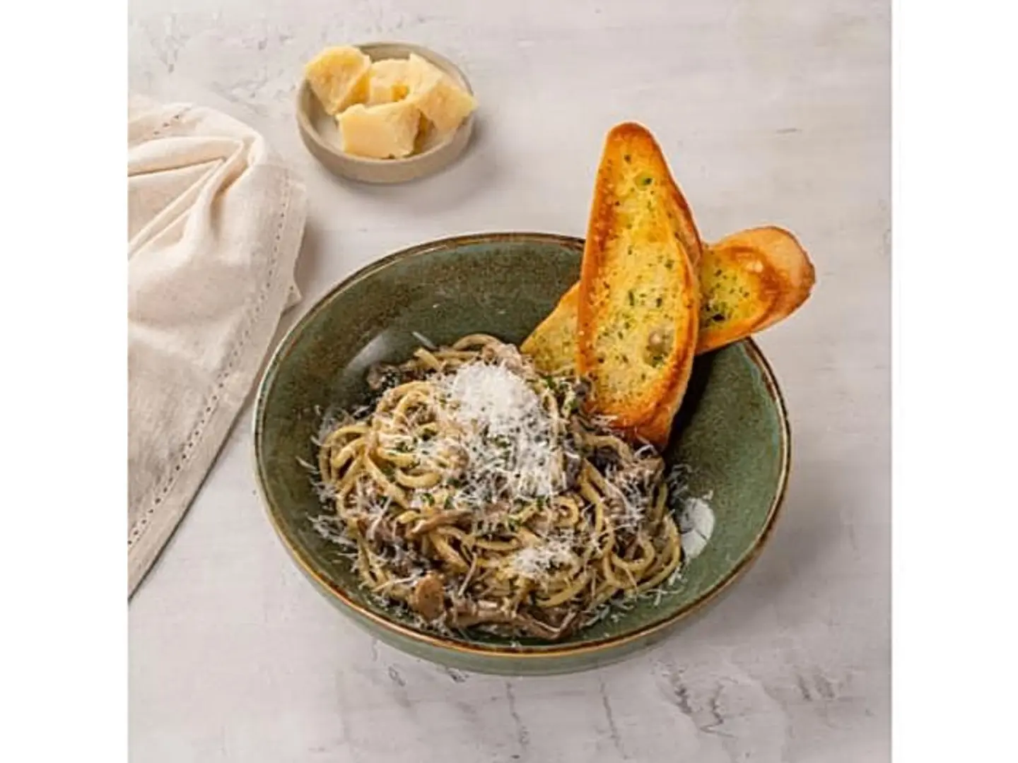 لينغويني بالترافل والفطر