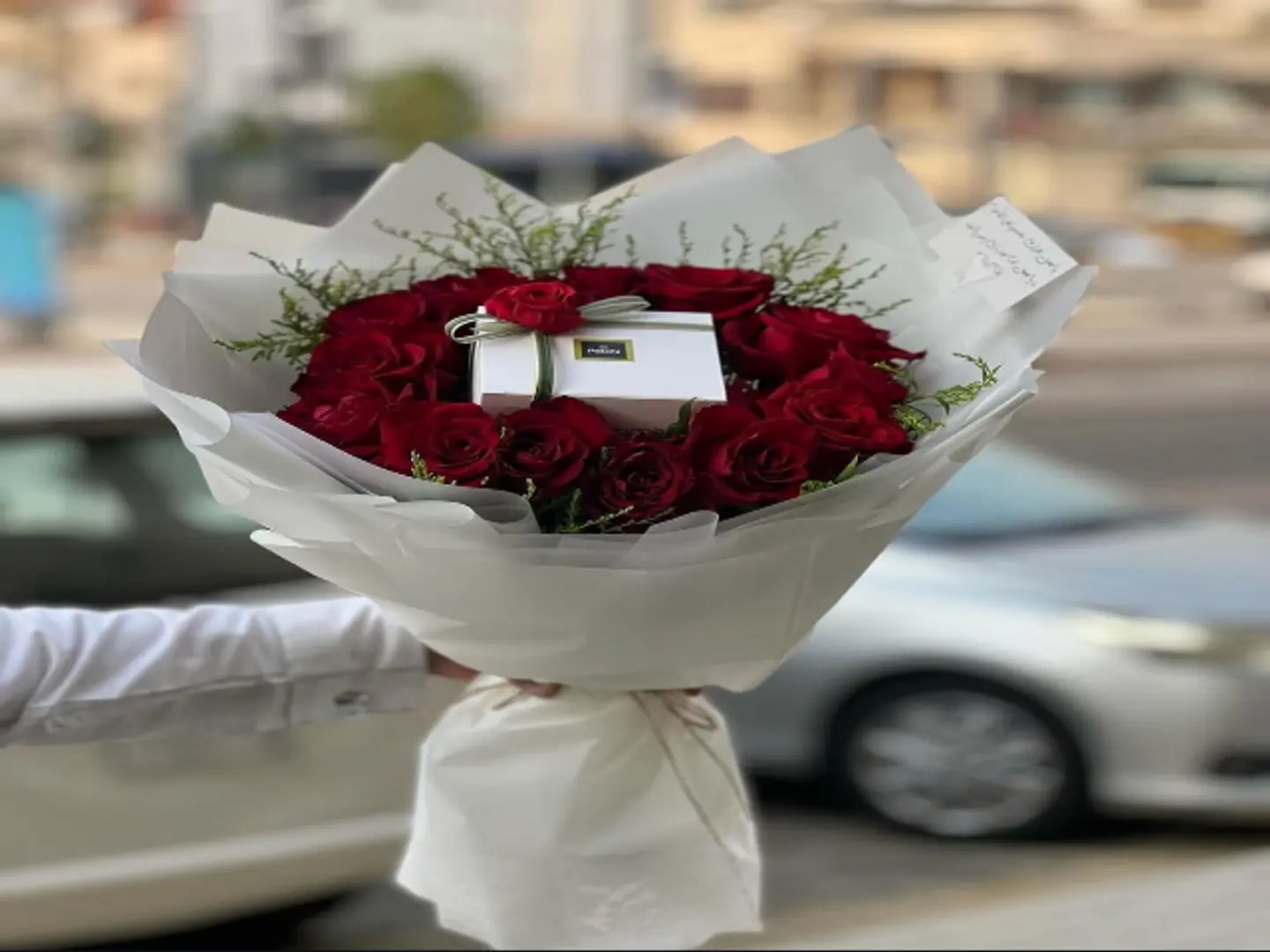 بوكيه شوكلاته باتشي ربع كيلو ورد احمر