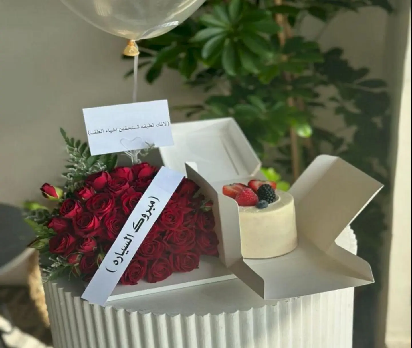 Kundera Cake With Red Roses