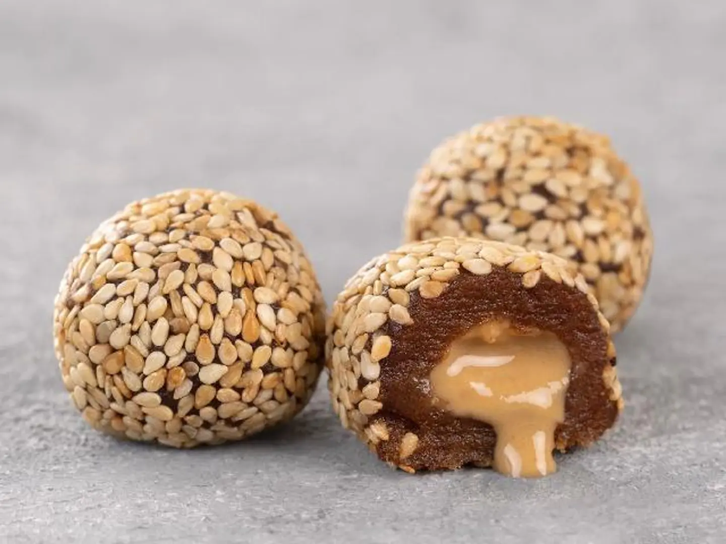 تمر محشي طحينه وسمسم