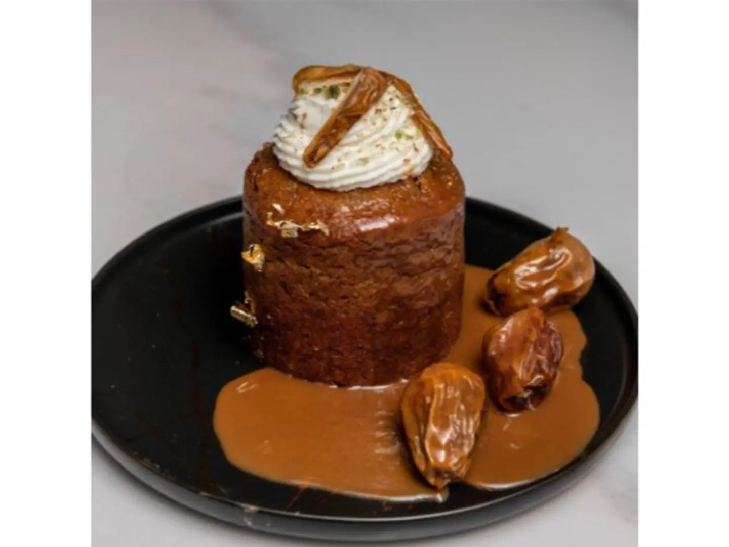 كيكة التمر مع ايس كريم