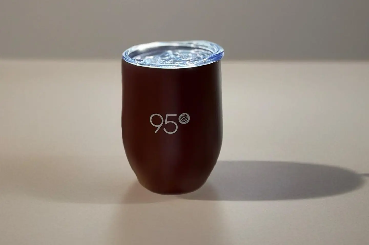 كوب باللون الاحمر الداكن