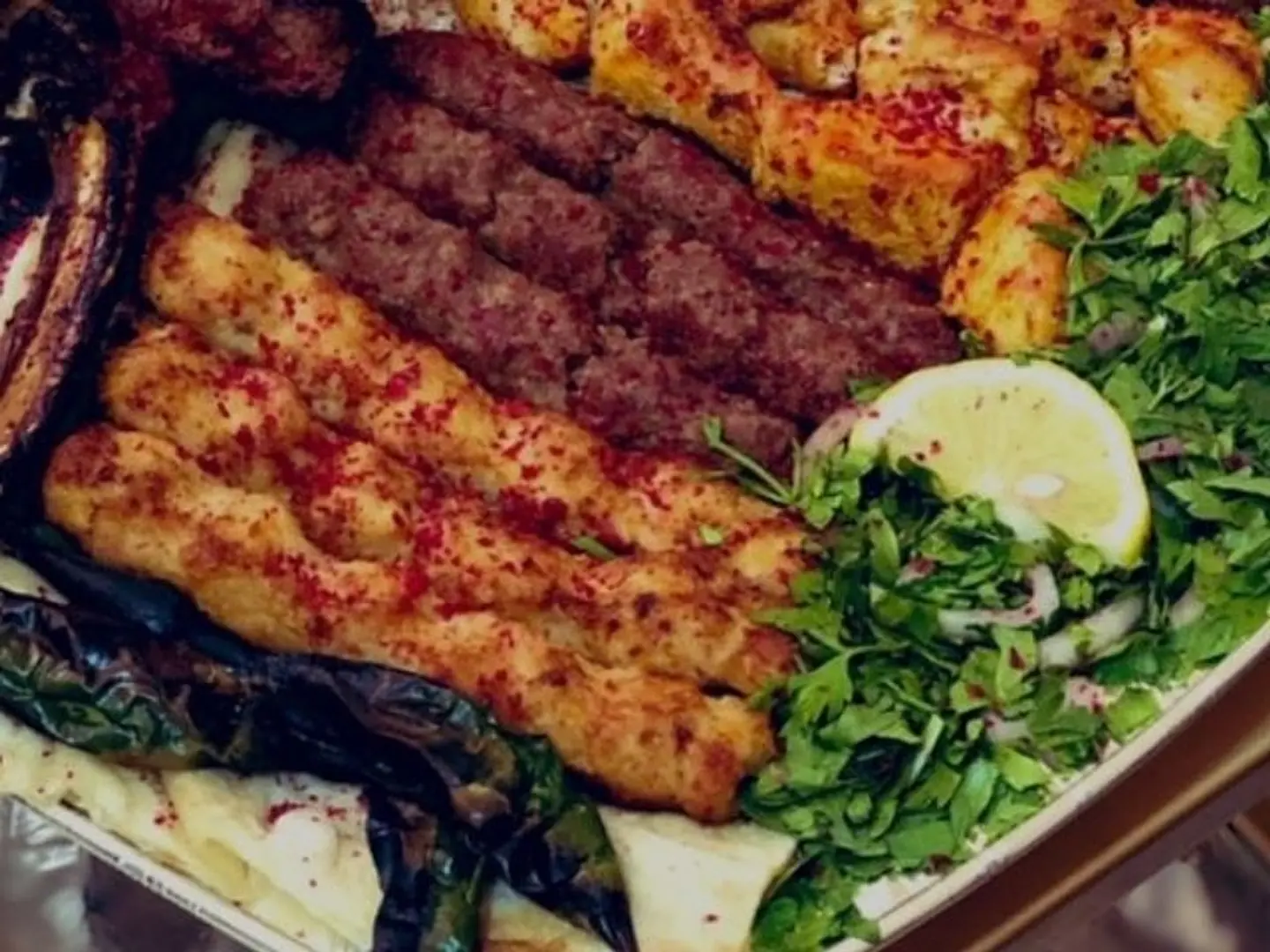 نفر ٣ سيخ كباب لحم اوكباب دجاج حسب طلبك بالإضافة إلى ثومية وطحينة وصوص حار وخبز