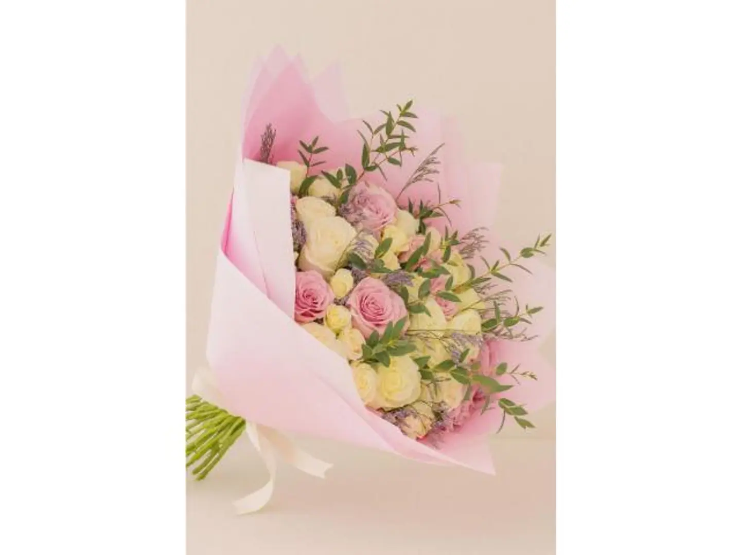 تشكيله الورود البنفسجيه و البيضاء