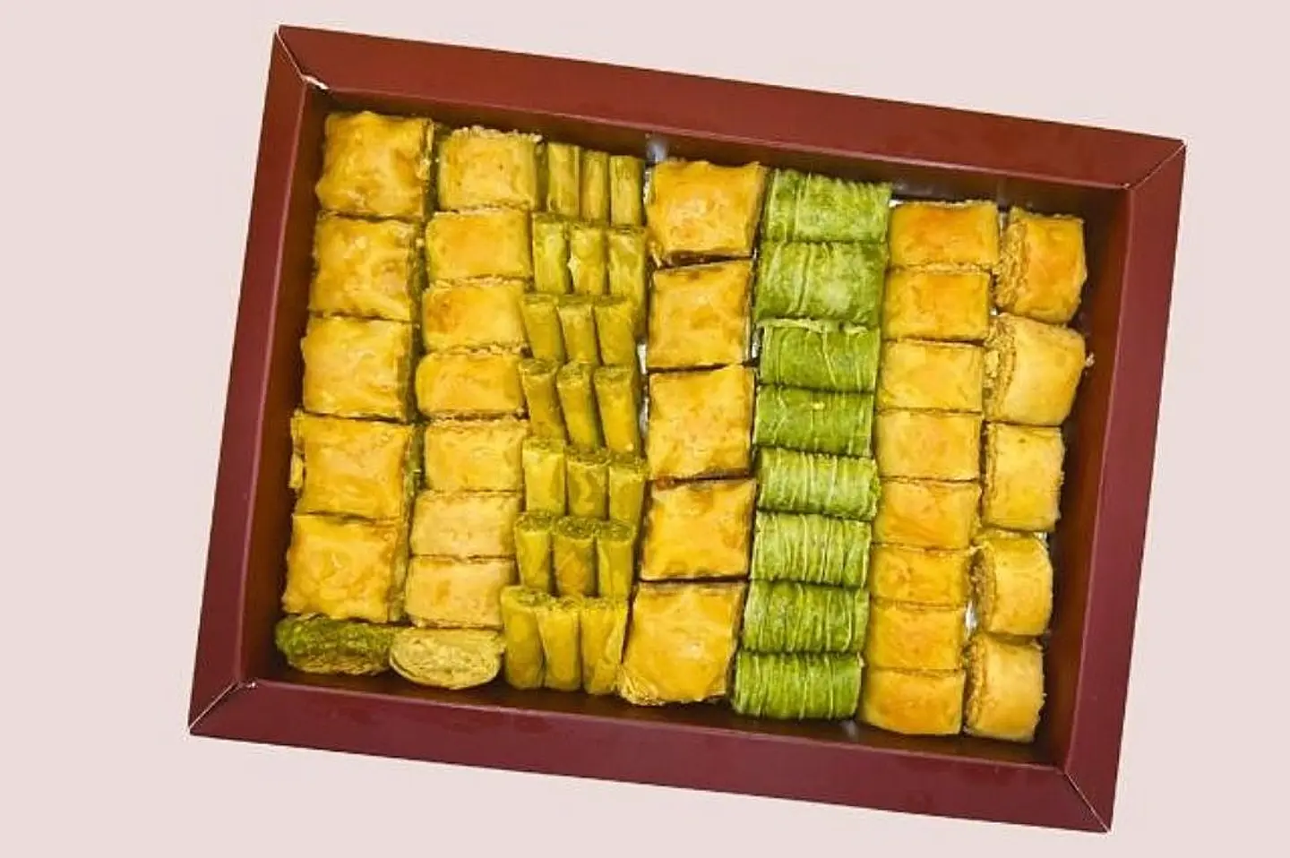 علبة بقلاوة