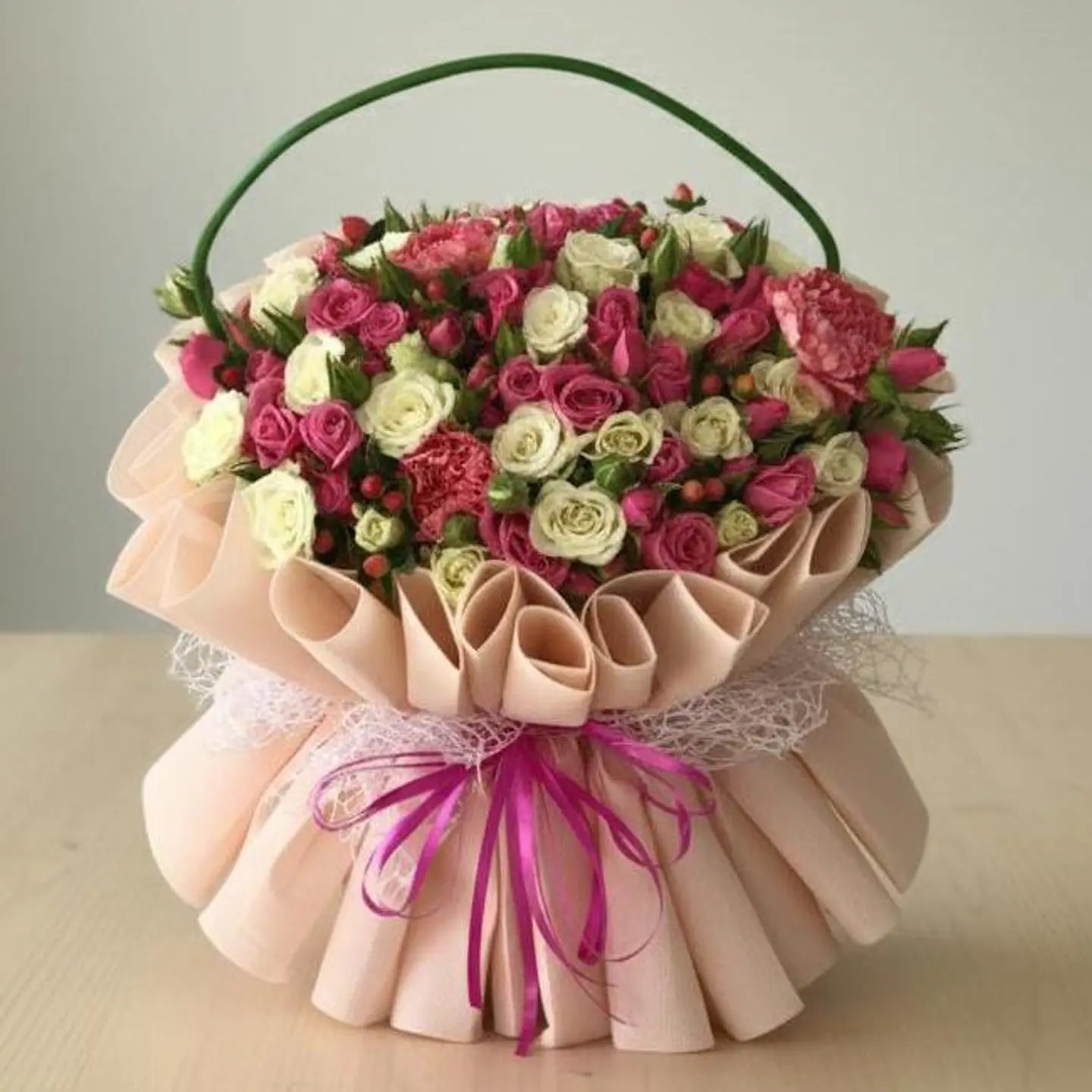 طفل معلق باليد