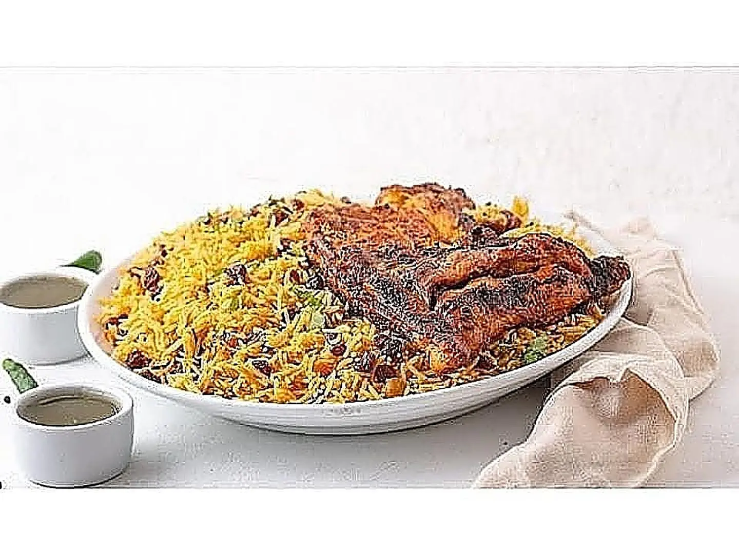 نصف دجاجة على الفحم مع ارز بخاري