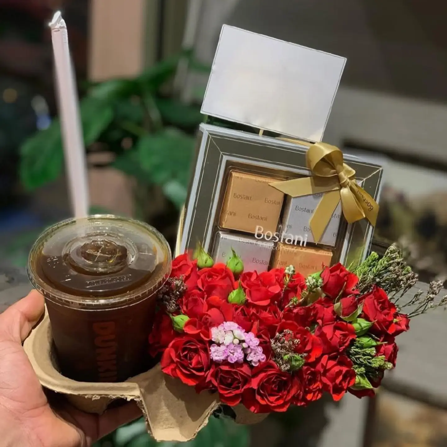 تنسيق ورد وقهوة مع شكلاته بستاني