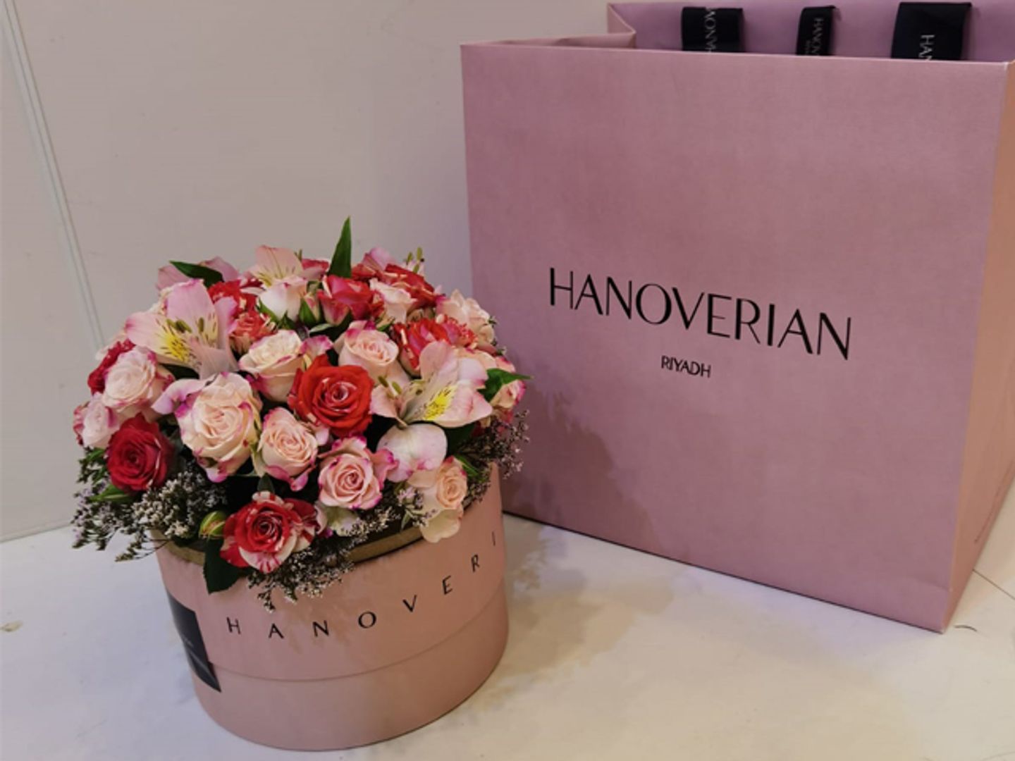 Hanoverian Chocolate 450 Grams With Fresh Roses