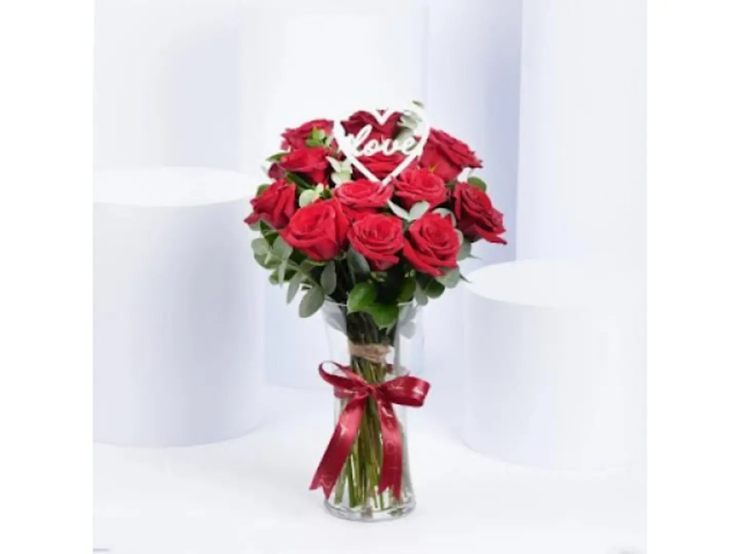 مزهرية رومانسية من الورود الحمراء