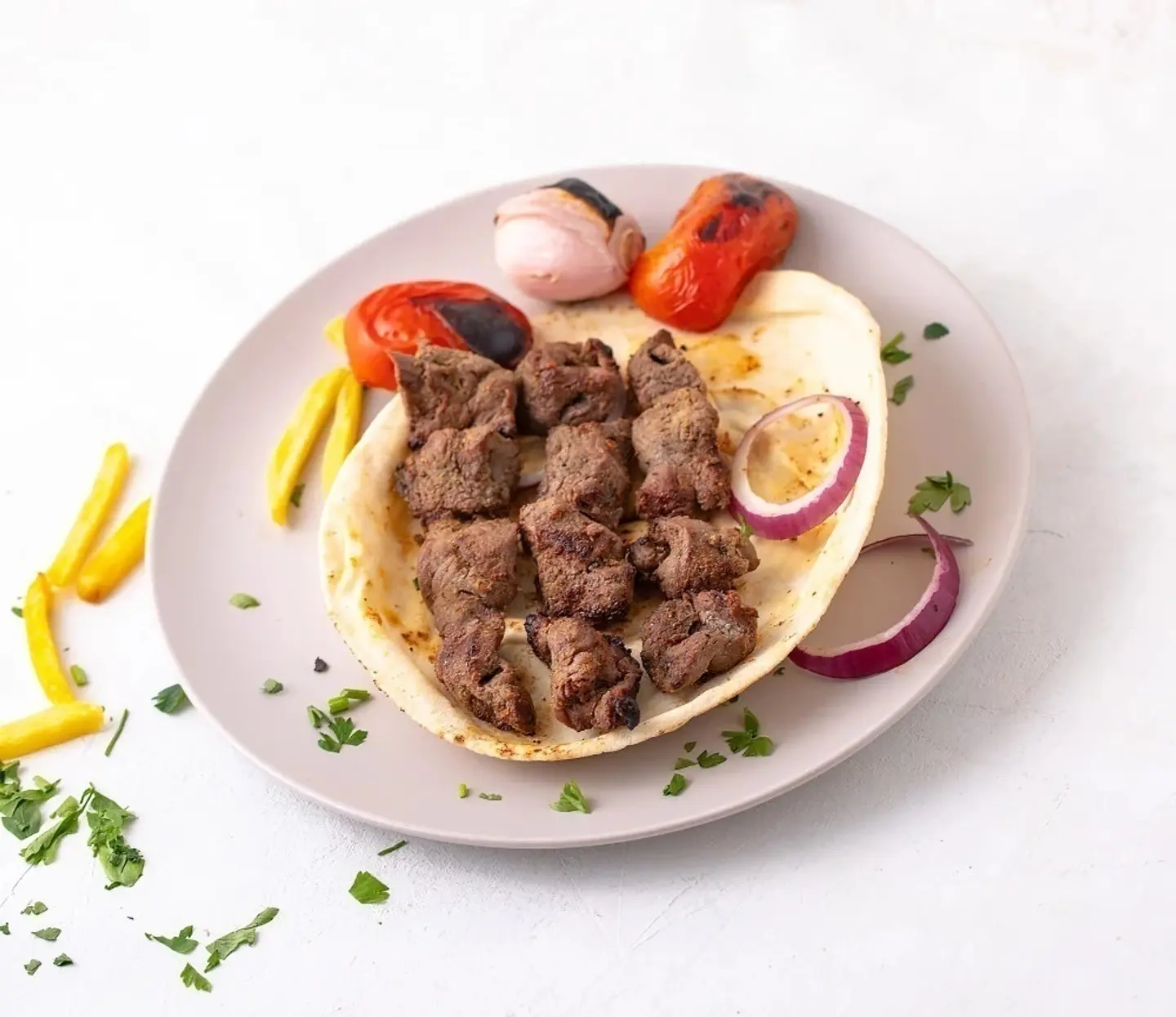 مكعبات اللحم على طبق