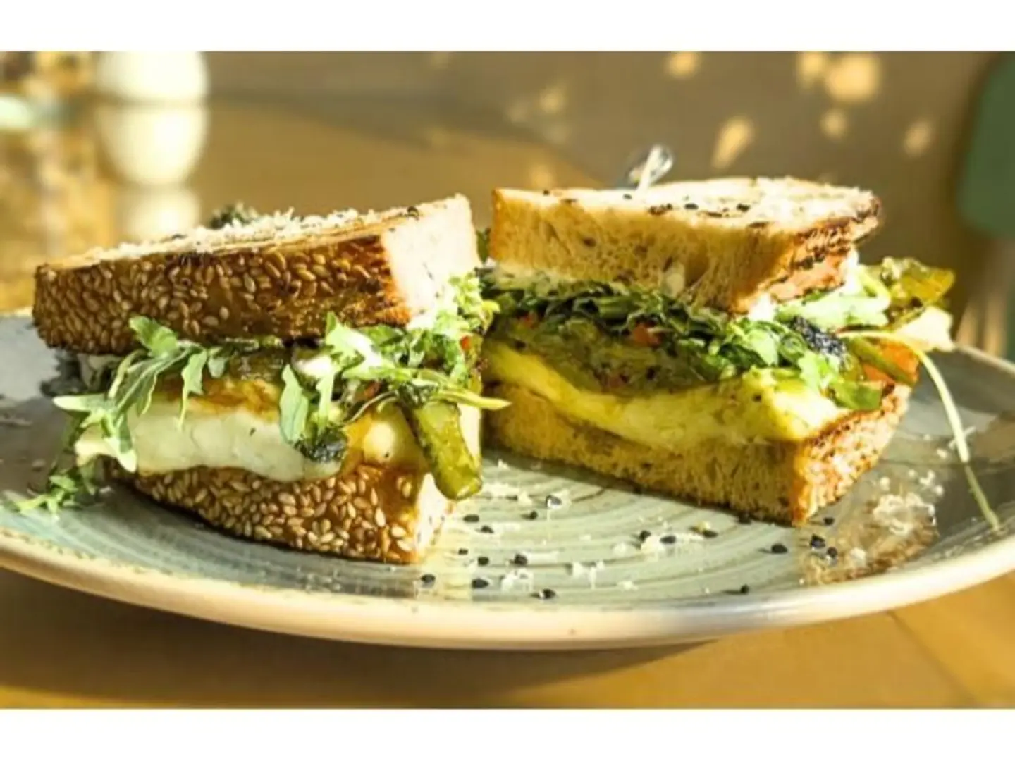 جريلد حلوم ساندويش مع الخضار المشوي