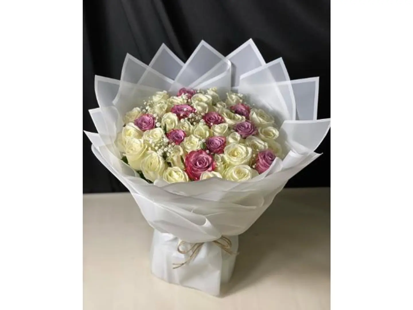 باقه ورد طبيعي ملون تغليف ابيض