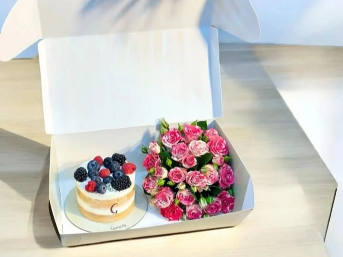 باقة الاحتفال مع كيك فاخر