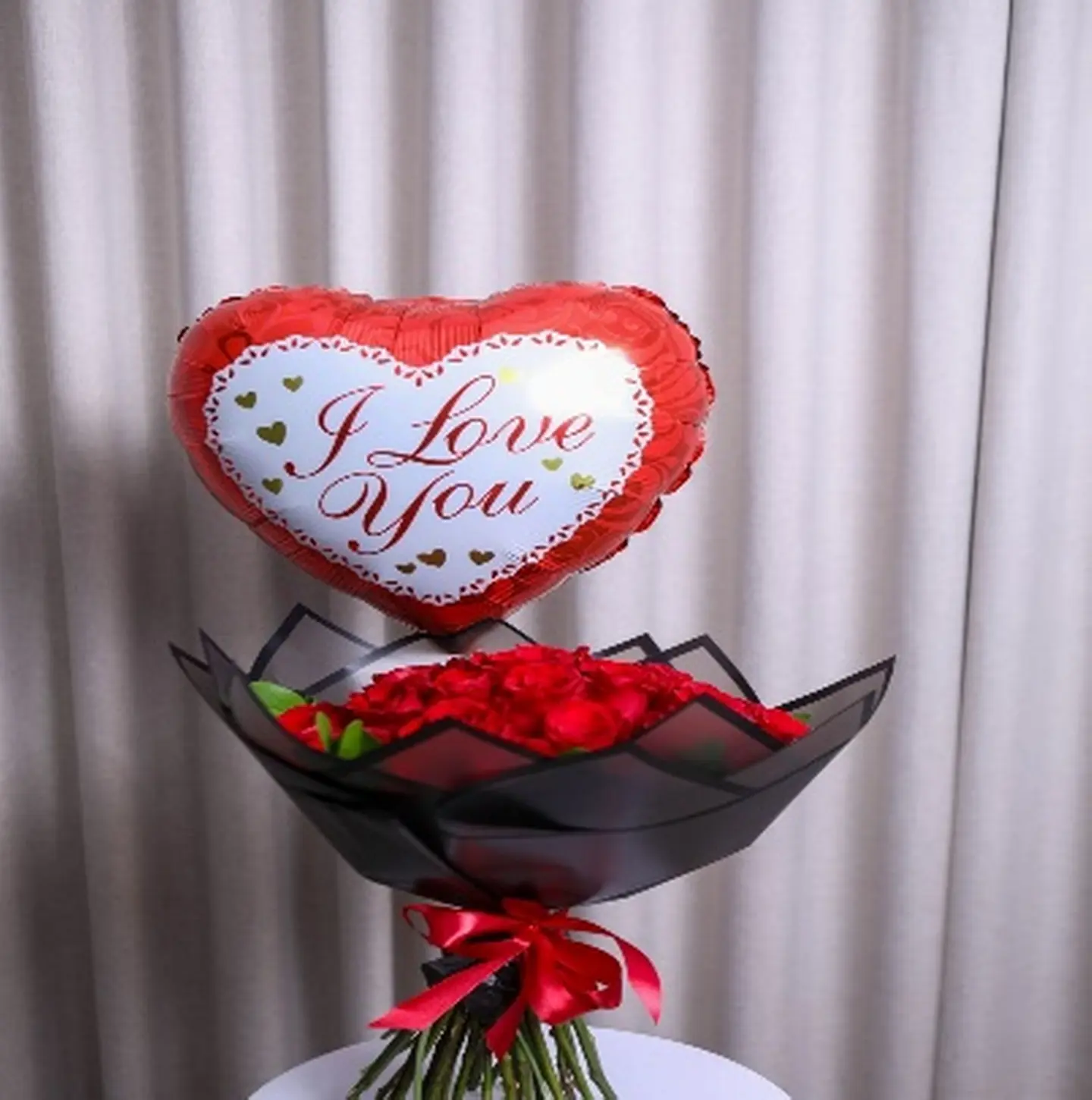باقة الورد الاحمر مع بالون قصدير