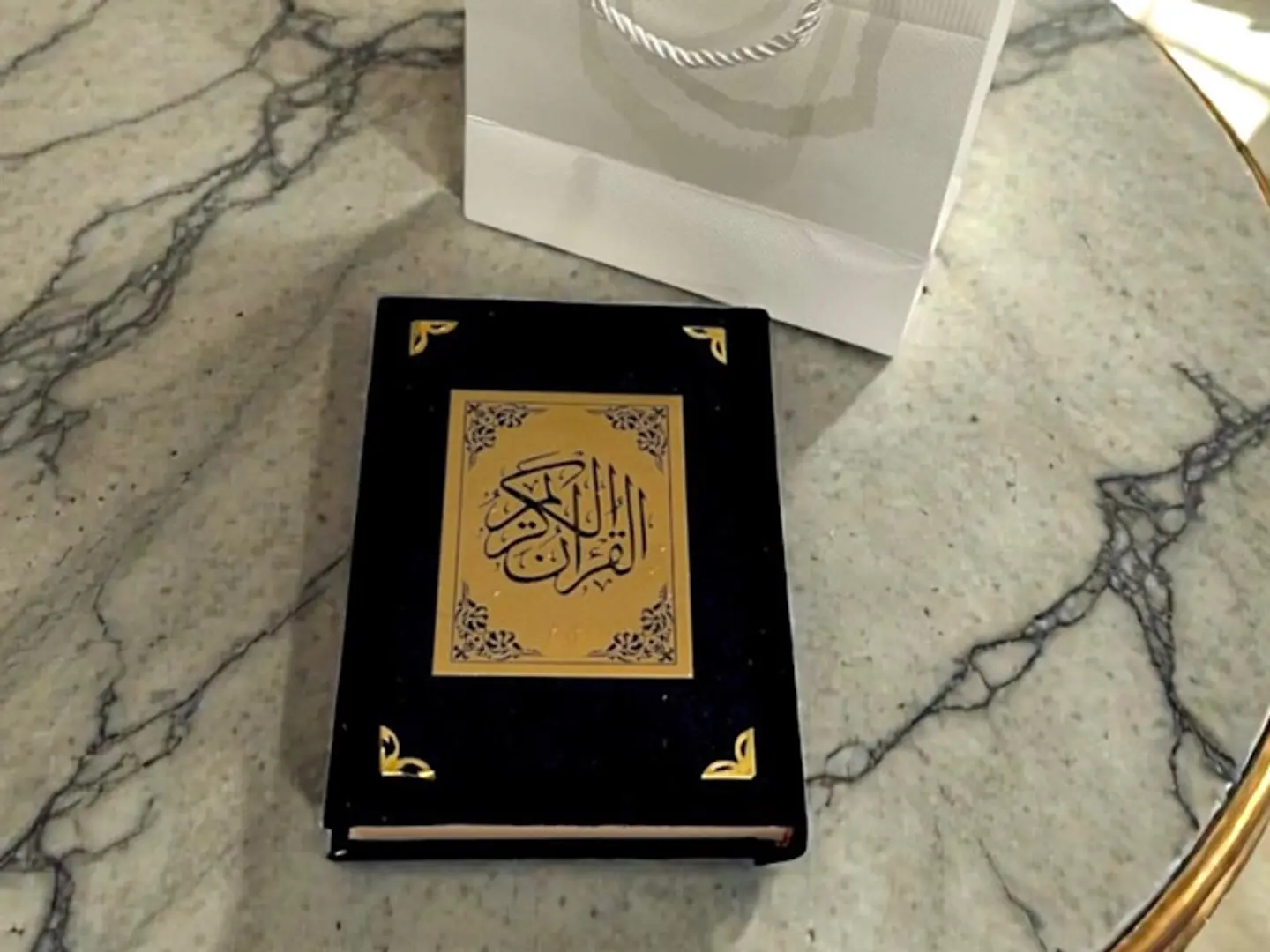 مصحف اسود كبير