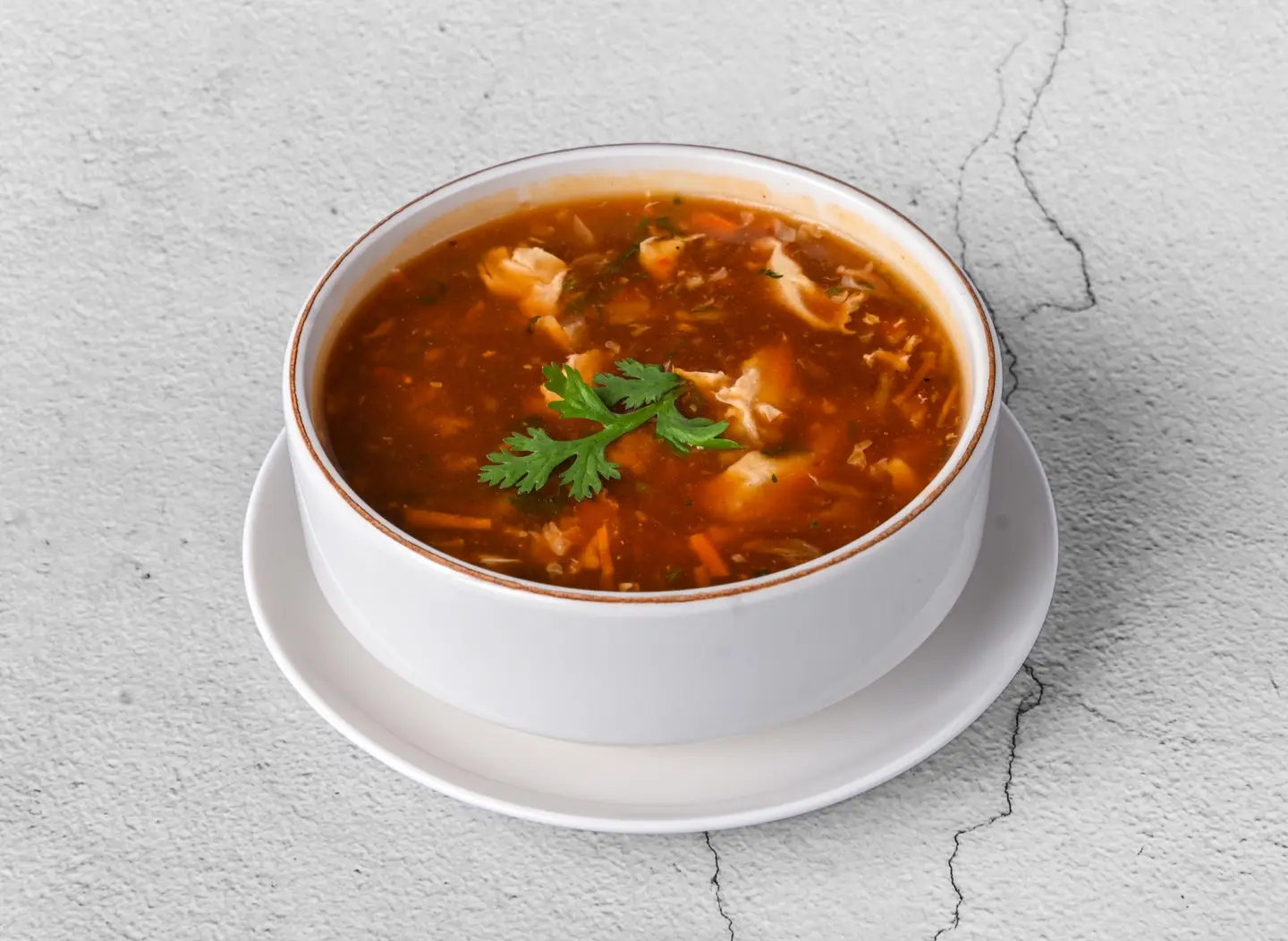 شوربة الدجاج الحارة والحامضة