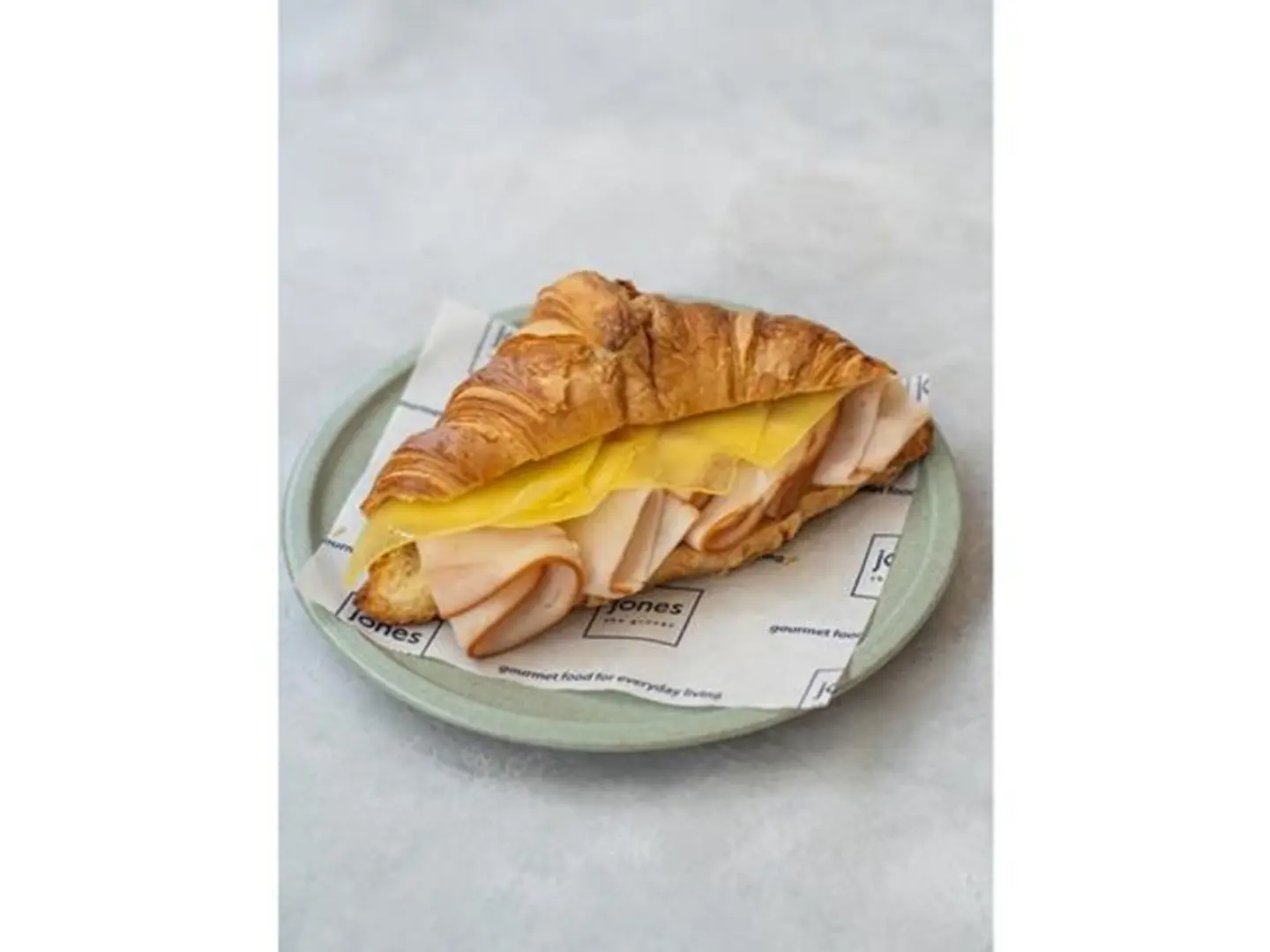 كرواسون محشو بشرائح صدر الديك الرومي المدخن وجبنة التشيدر