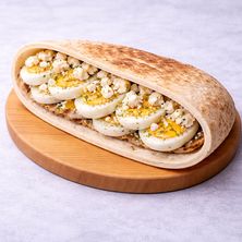 جبنة قديمة مع بيض مسلوق