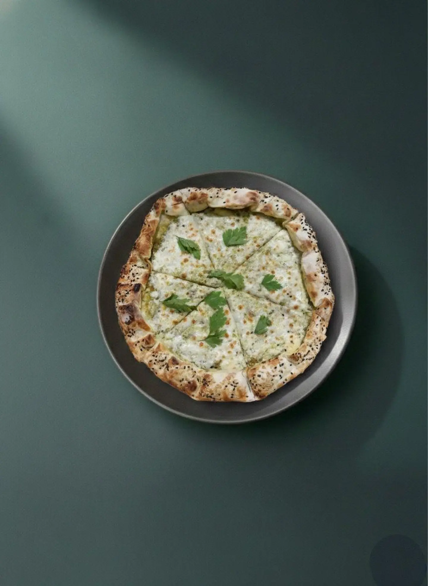 منقوشة حلوم بالبيستو