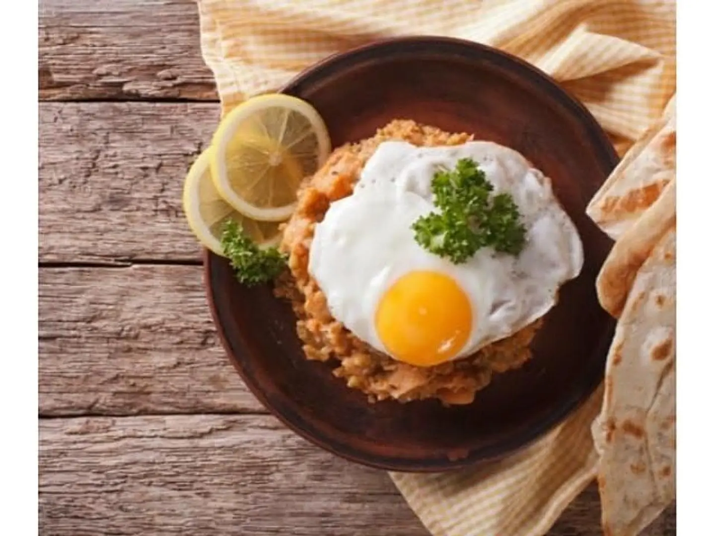 فول طاوة مع بيض صغير