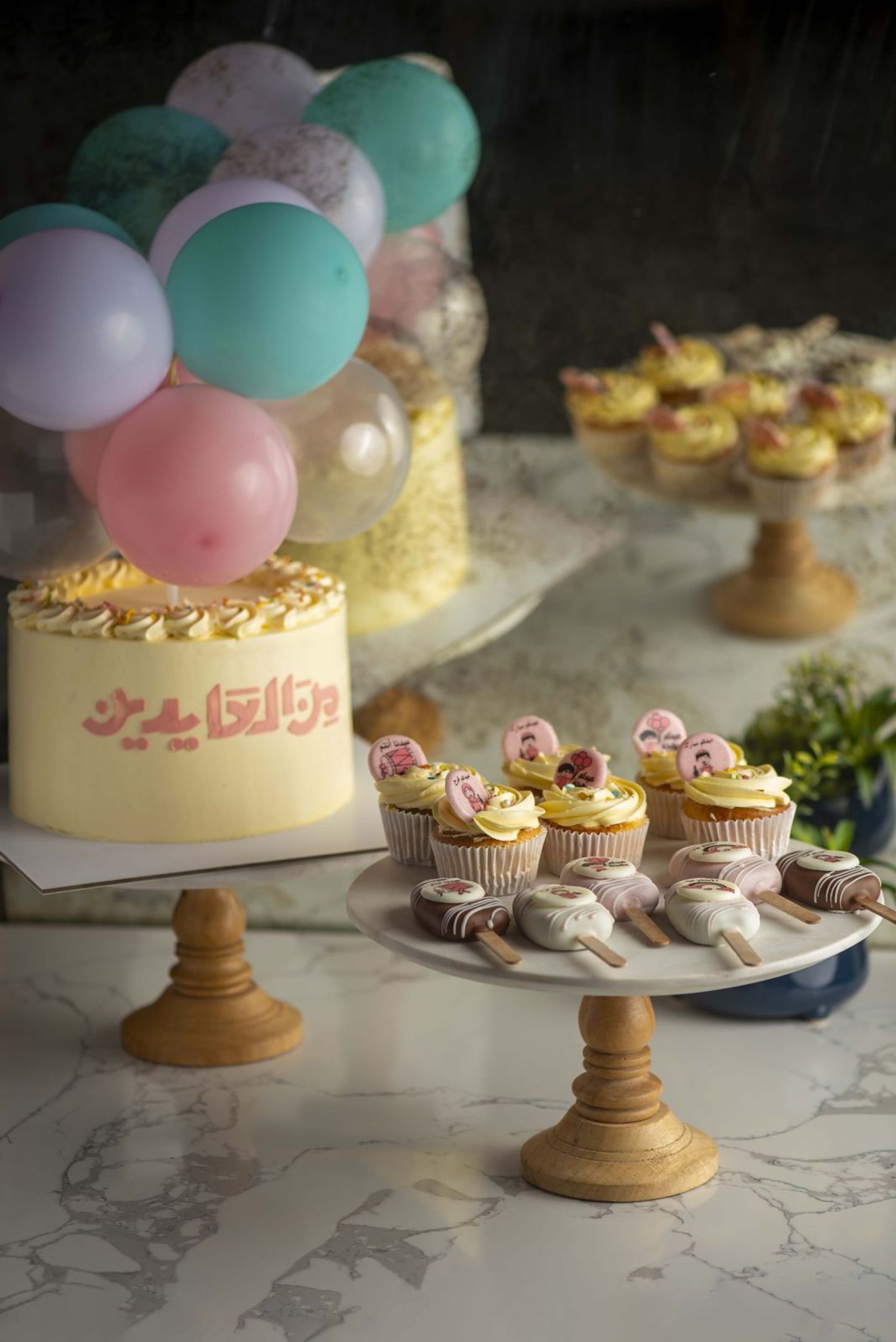 كيك العيد 8 انش + 6 كبكيك و6 كيك بوبز