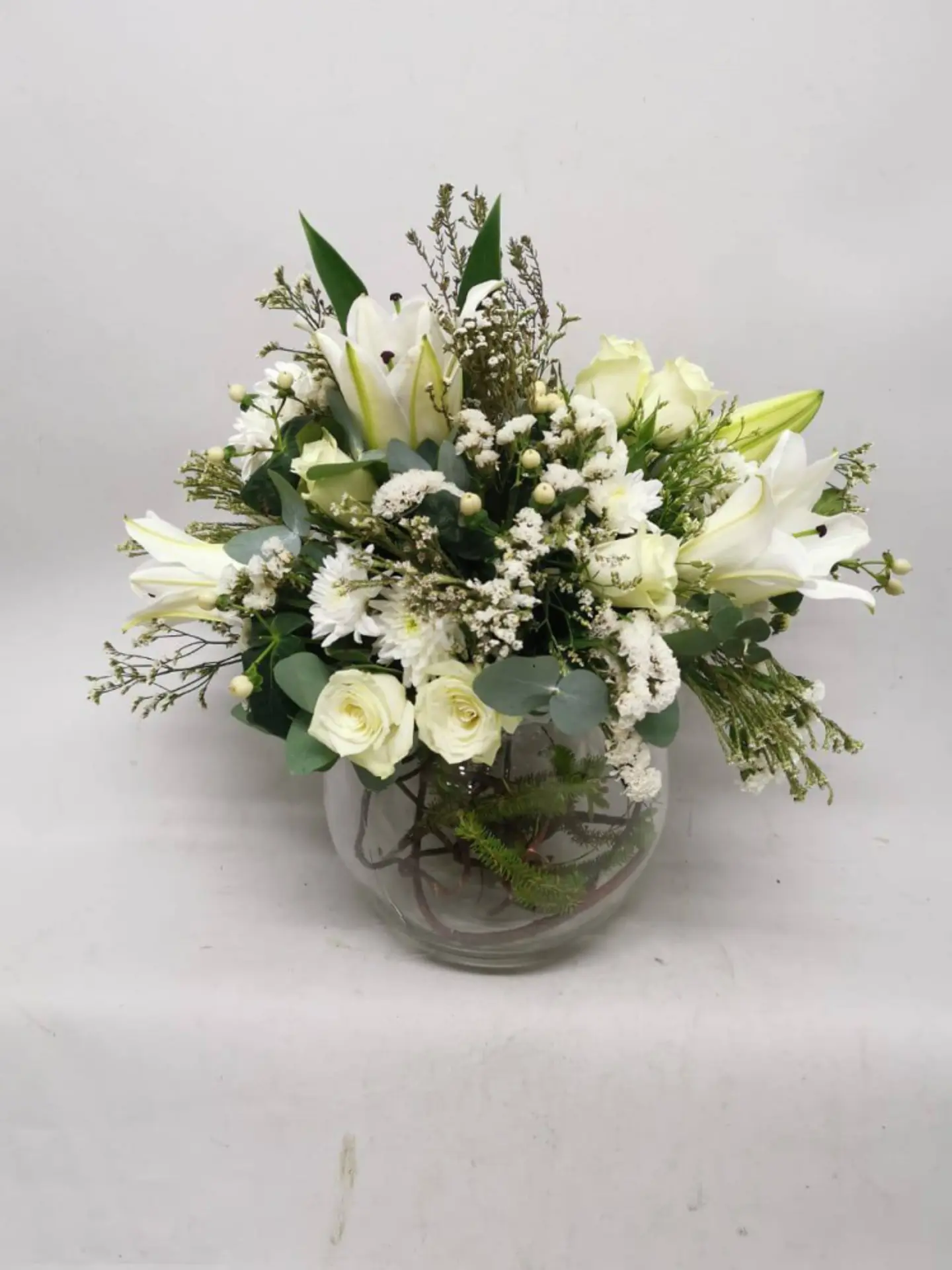 باقة ورد أبيض في مزهرية